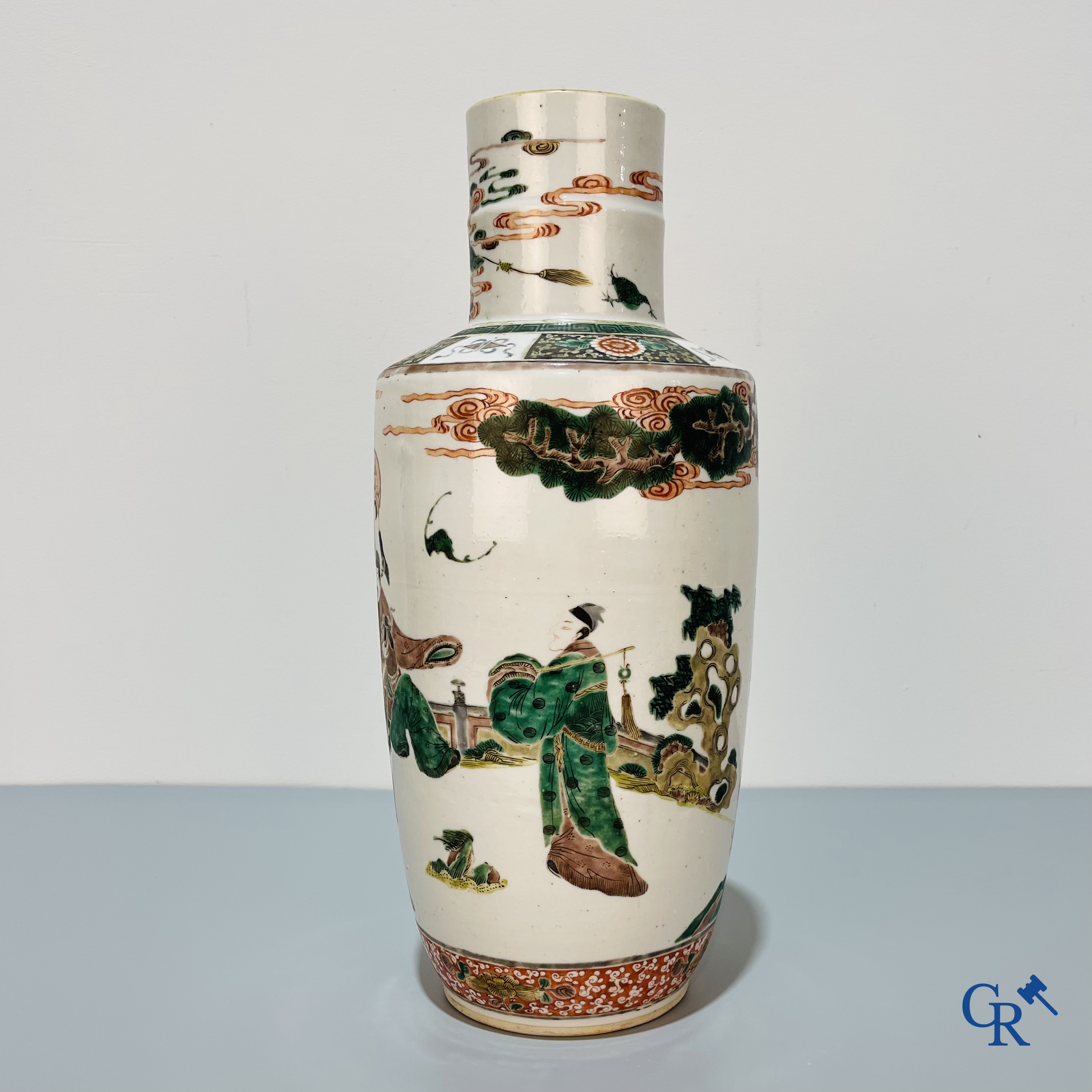 Art Asiatique, porcelaine chinoise, un vase chinois famille verte.