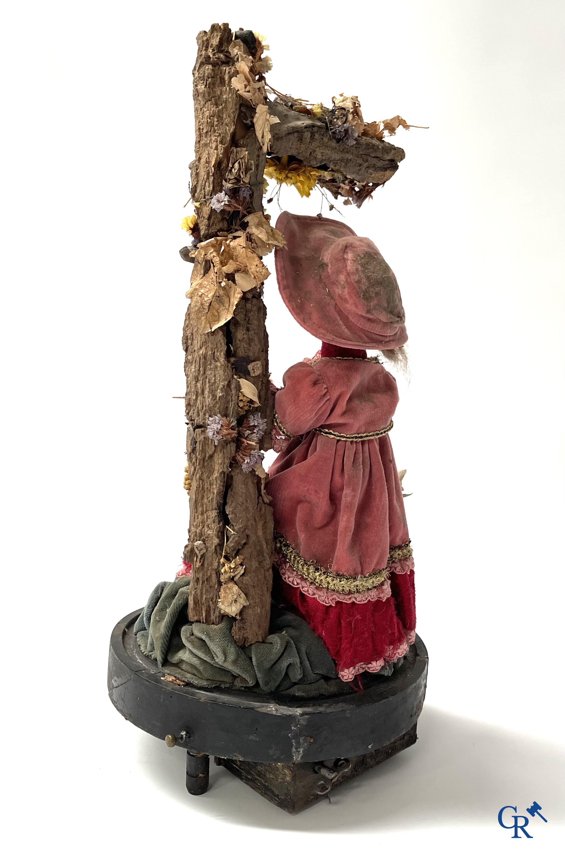 Un automate dans le gout de Phalibois, avec de la musique, la tête et les mains en porcelaine et en mouvement. Vers 1900.