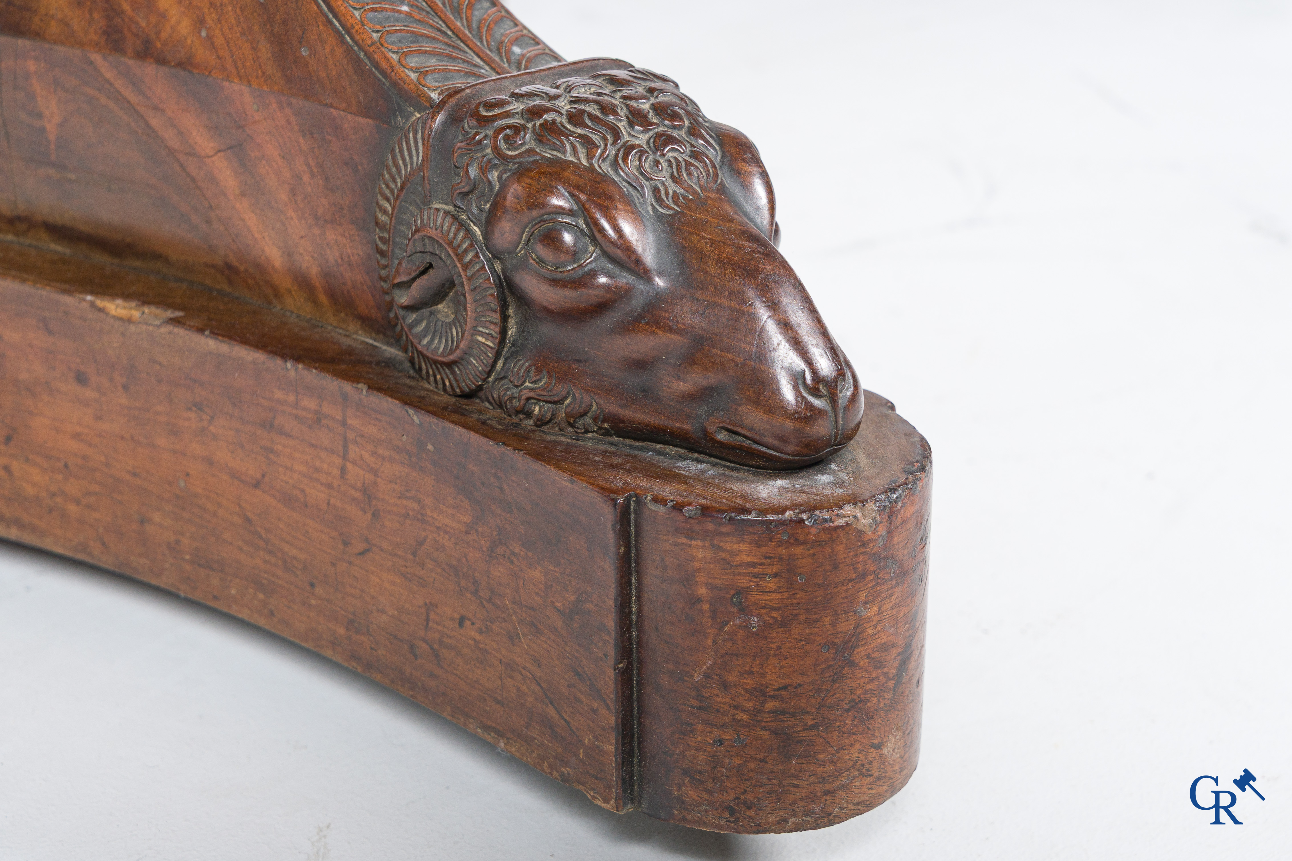 Grote ronde drie-potige tafel met ramskoppen in mahonie hout en wit marmer blad. Empire periode. 1ste kwart 19e eeuw.