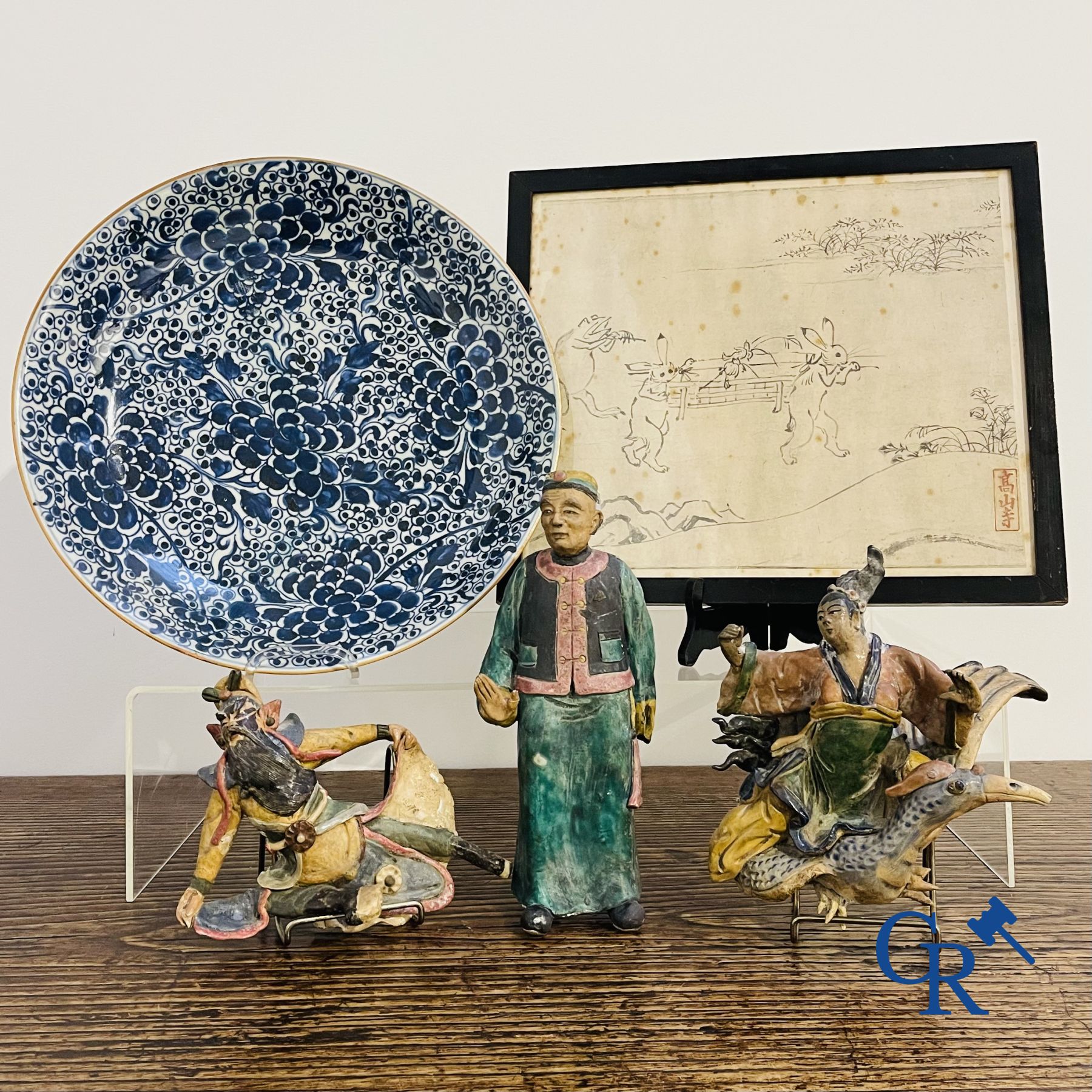 Art Asiatique: Lot avec divers objets en poterie et porcelaine et un dessin à l'encre.