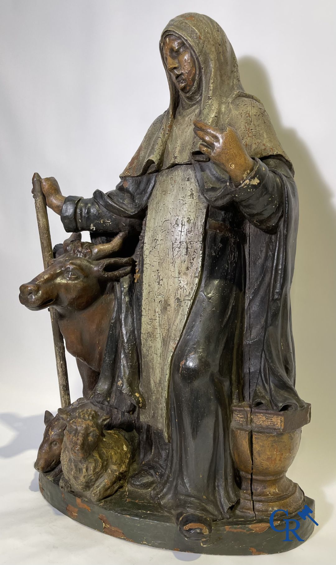 Impressionnante statue en bois polychrome du XVIIe siècle d'une sainte accompagnée d'une vache, d'un cochon et d'un mouton.