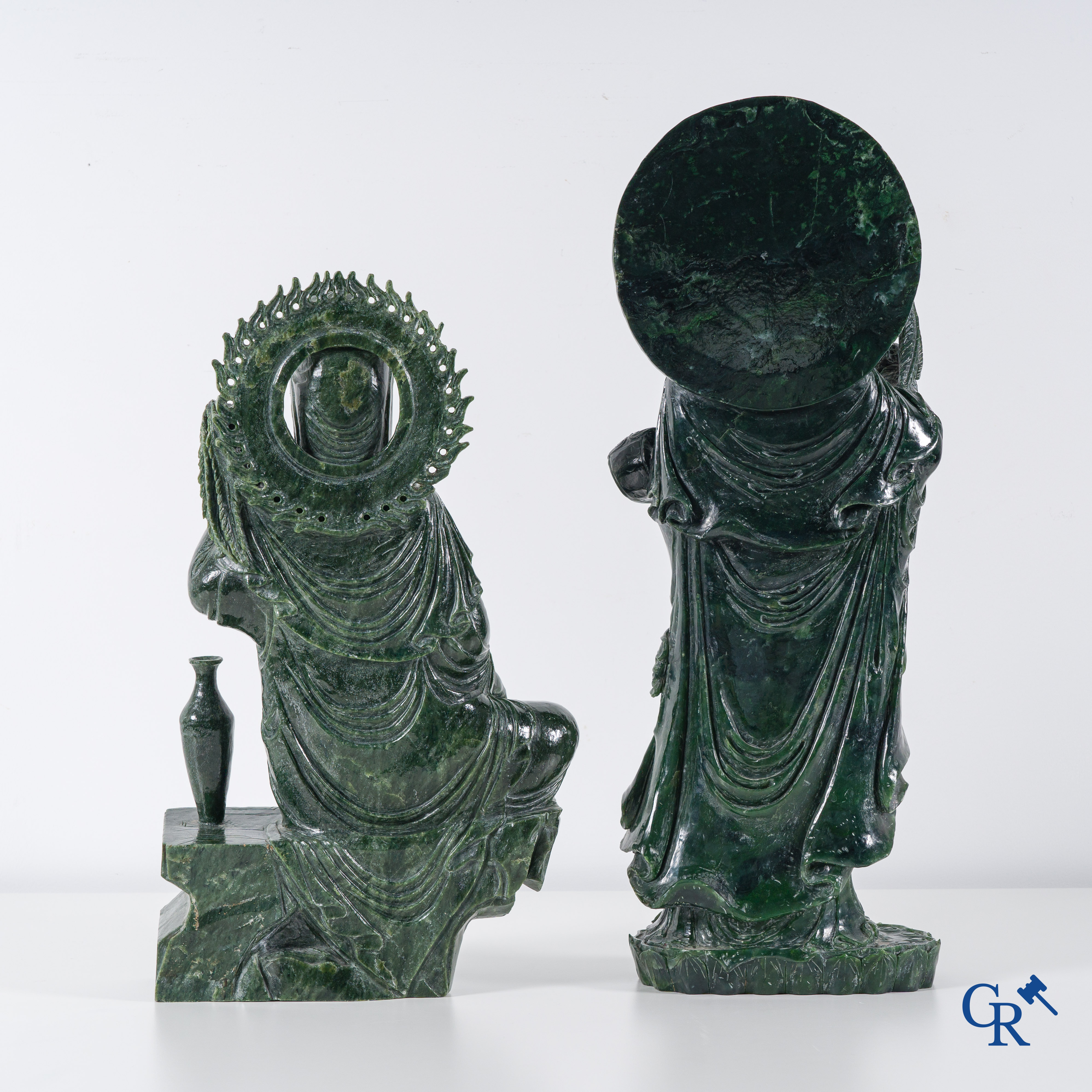 Aziatica: 2 Chinese Jadeïet figuren van een staande Guanyin met scepter en een zittende Guanyin. 2de helft 20e eeuw.