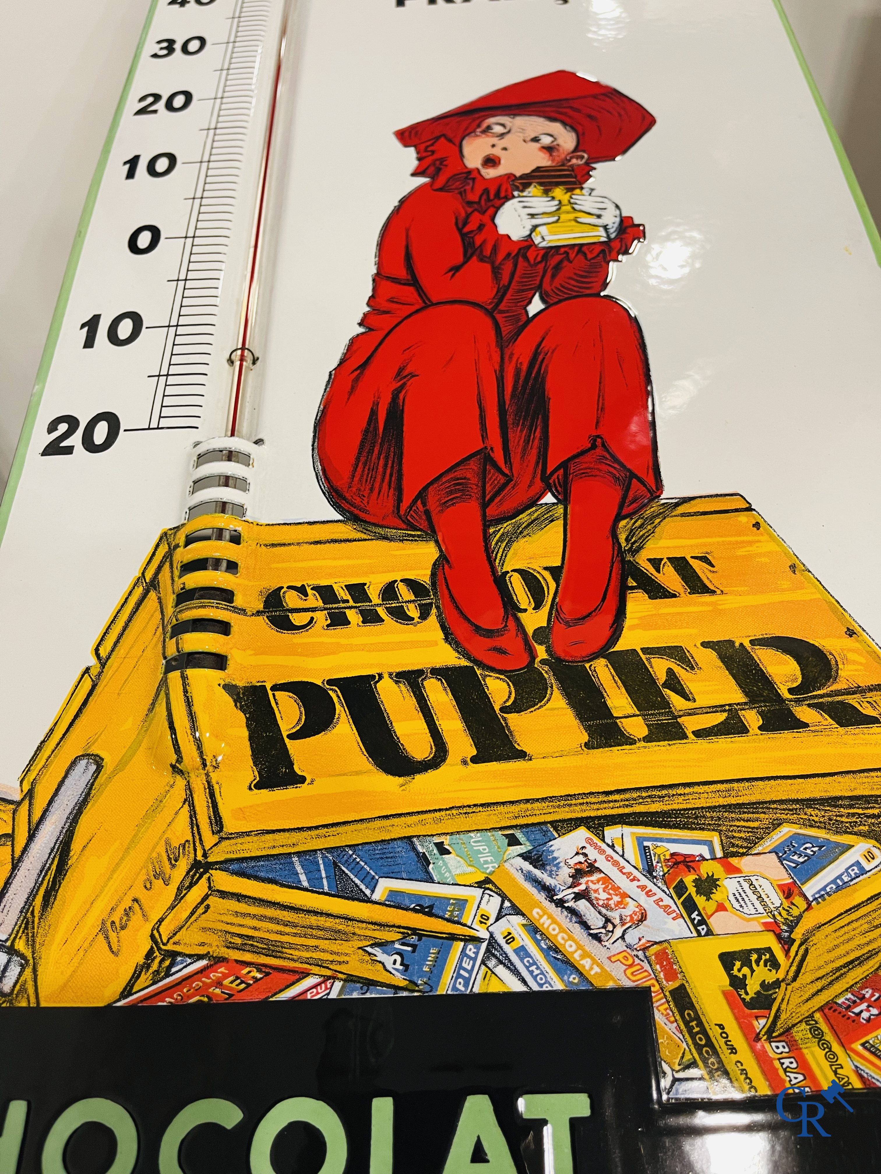 Chocolat Pupier, emaille reclamebord geïllustreerd met het personage ontworpen door Jean D'Ylen. Circa 1930.