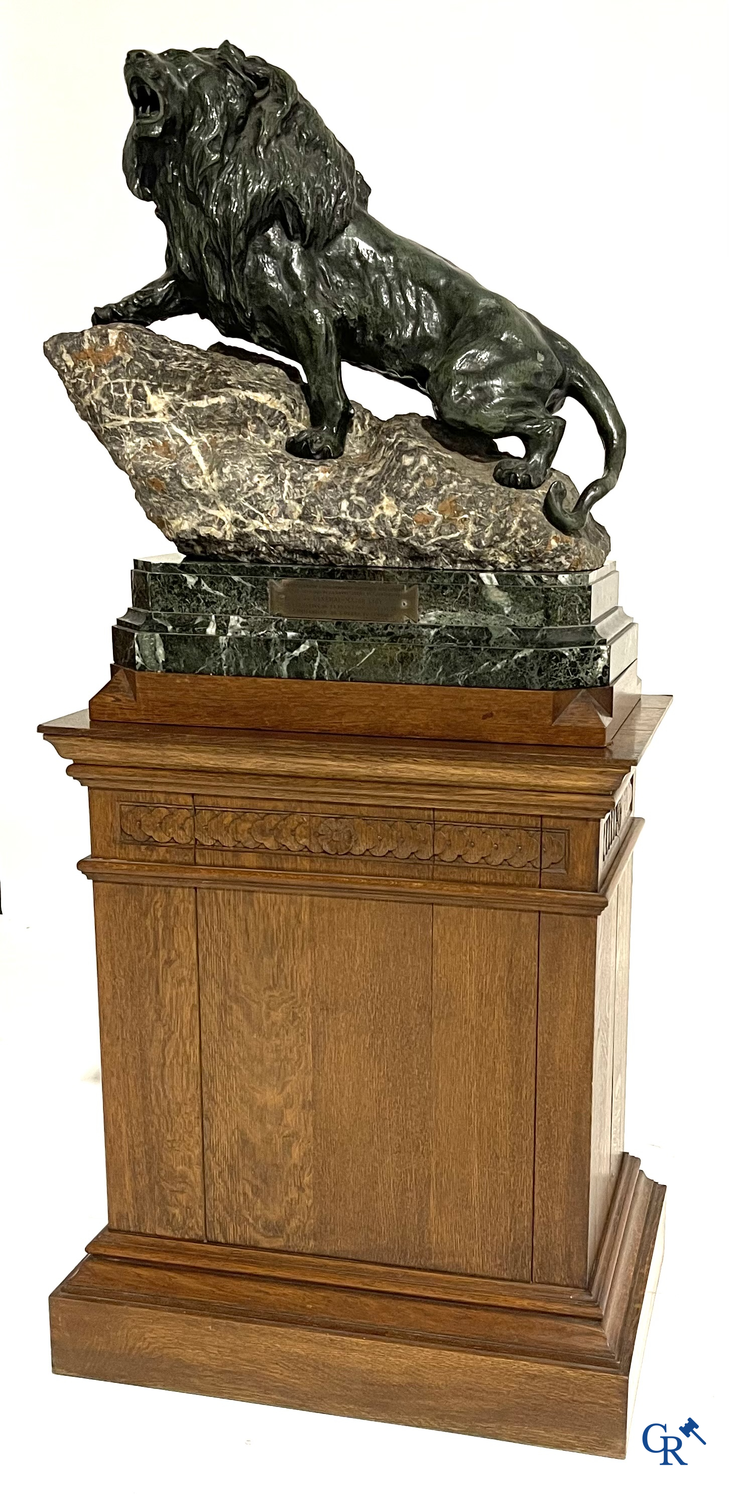 Thomas François Cartier (1879-1936) "Lion rugissant" Important groupe en bronze et pierre sur son socle en bois.