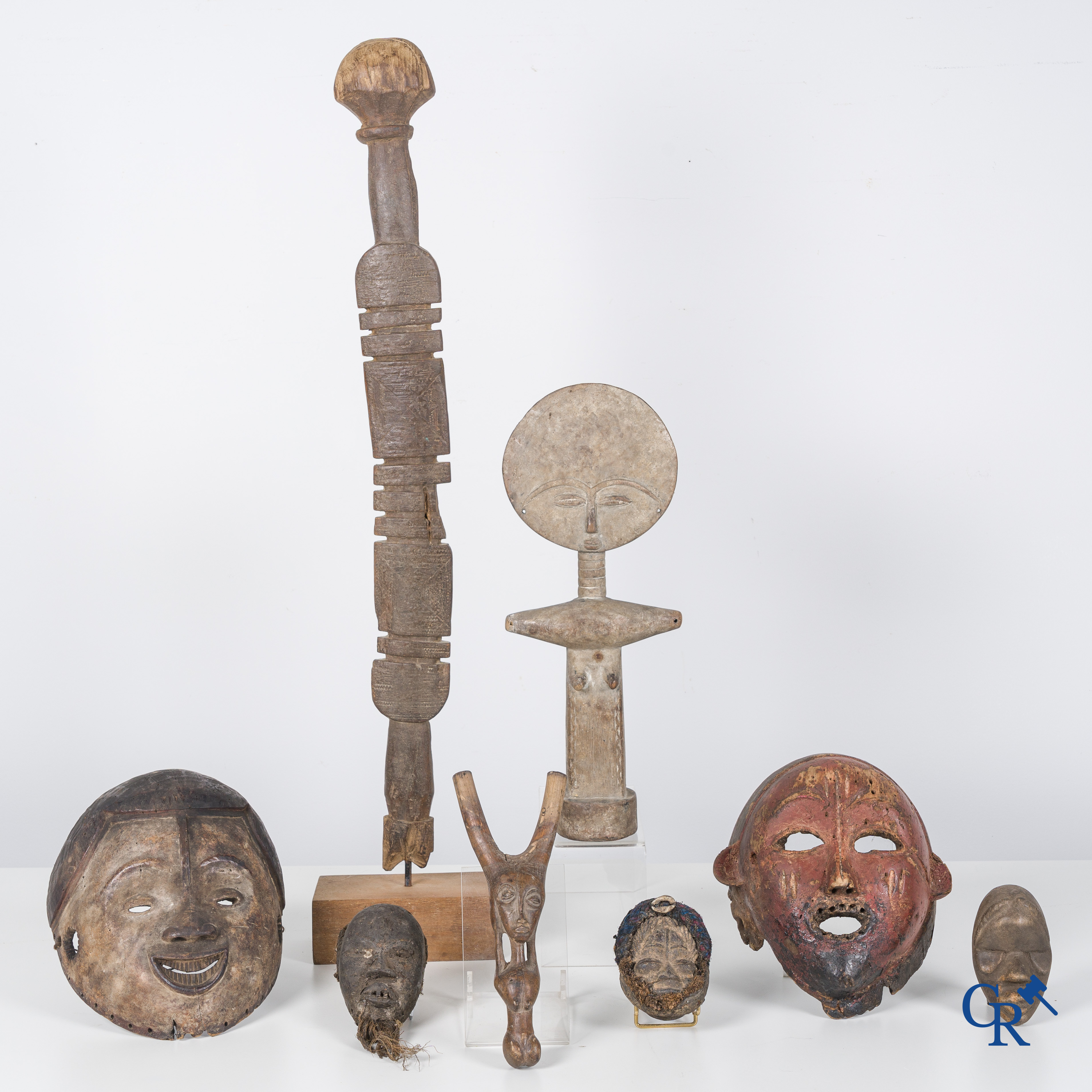 Tribal Art, Primitieve kunst, een kavel met 8 afrikaanse houtgesculpteerde voorwerpen, maskers, enz.