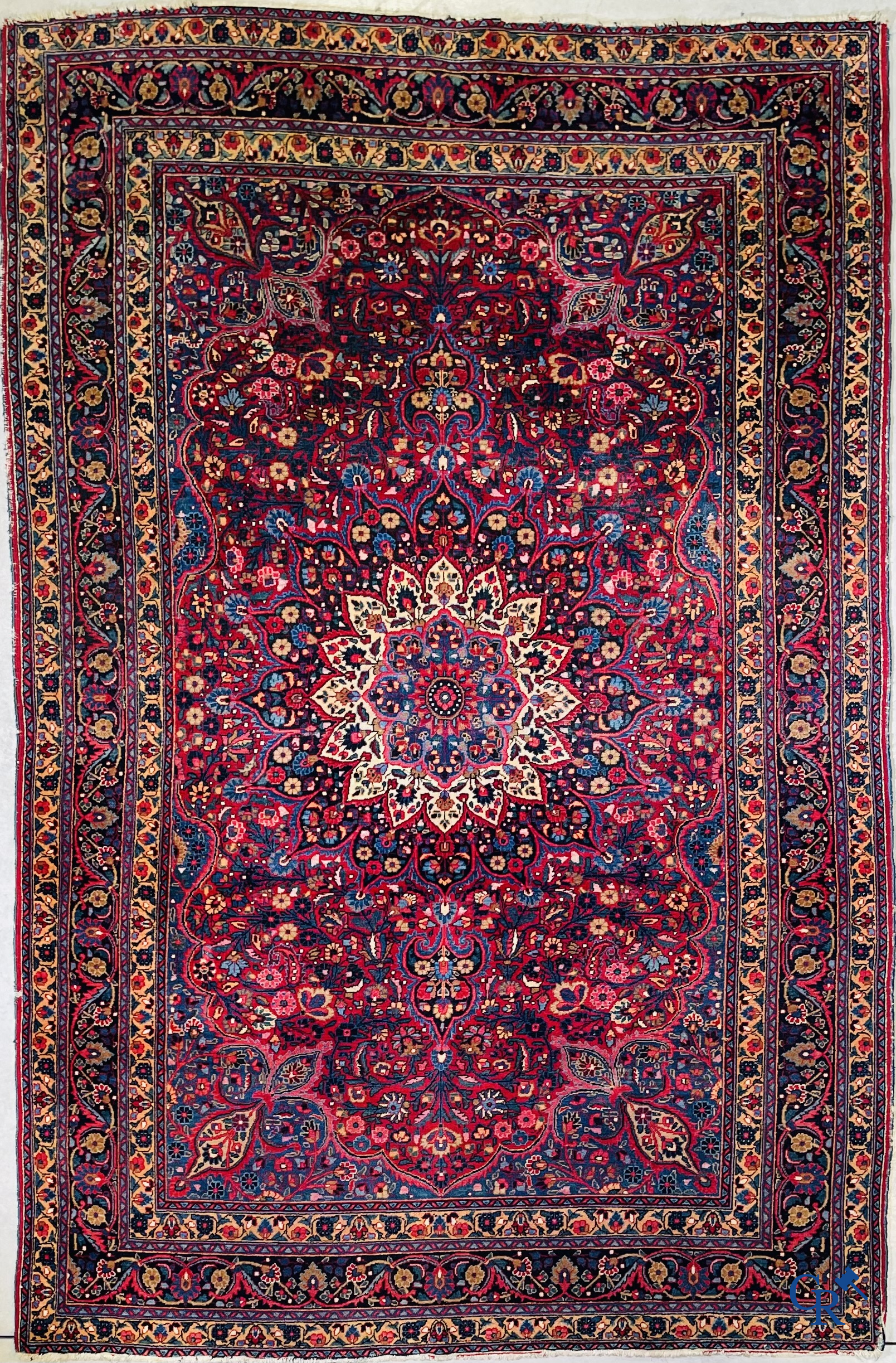 Tapis d'orient: Iran, tapis persan antique avec fond rouge foncé.