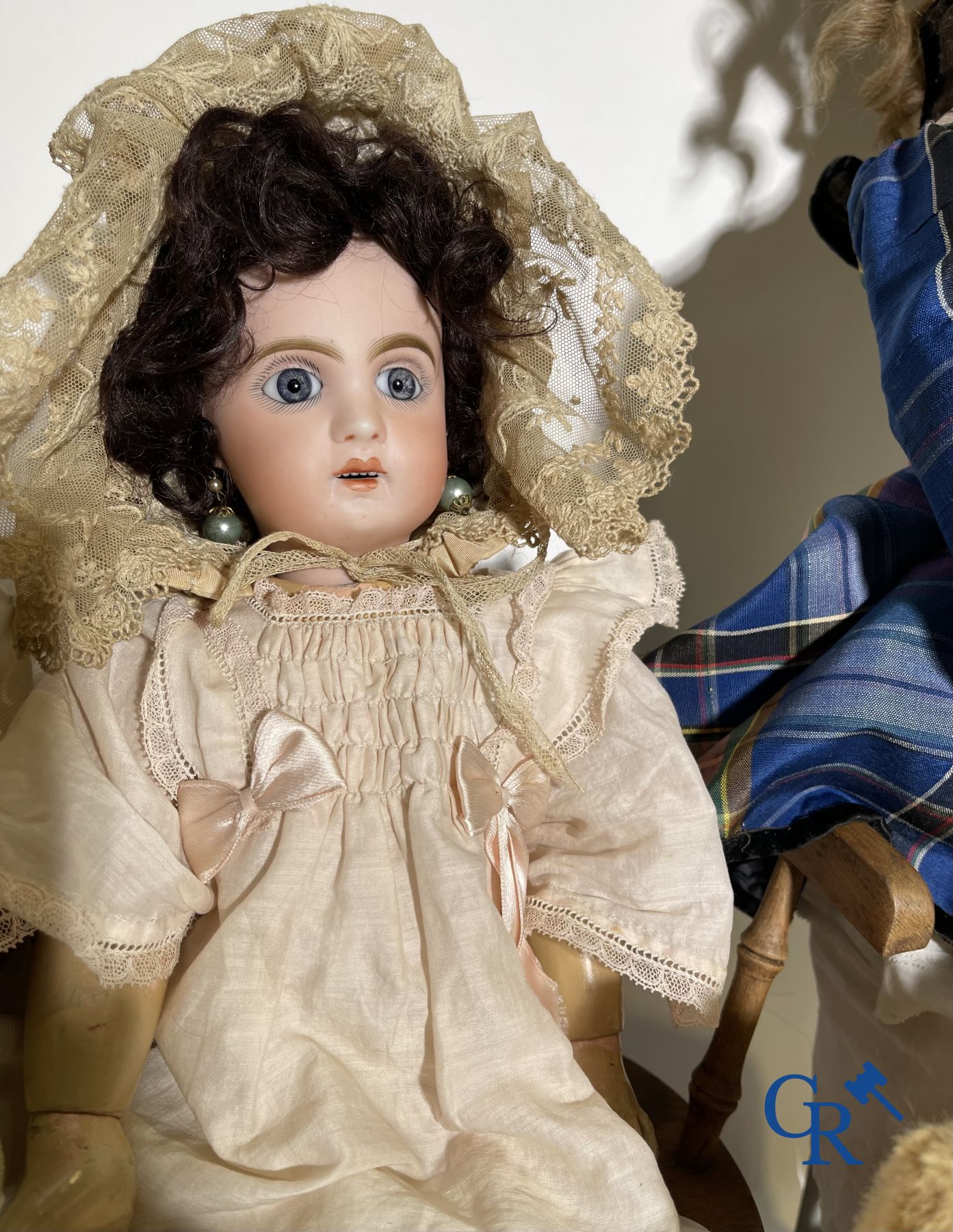 Toys: antique dolls. 3 dolls with porcelain head and a dog in fur.