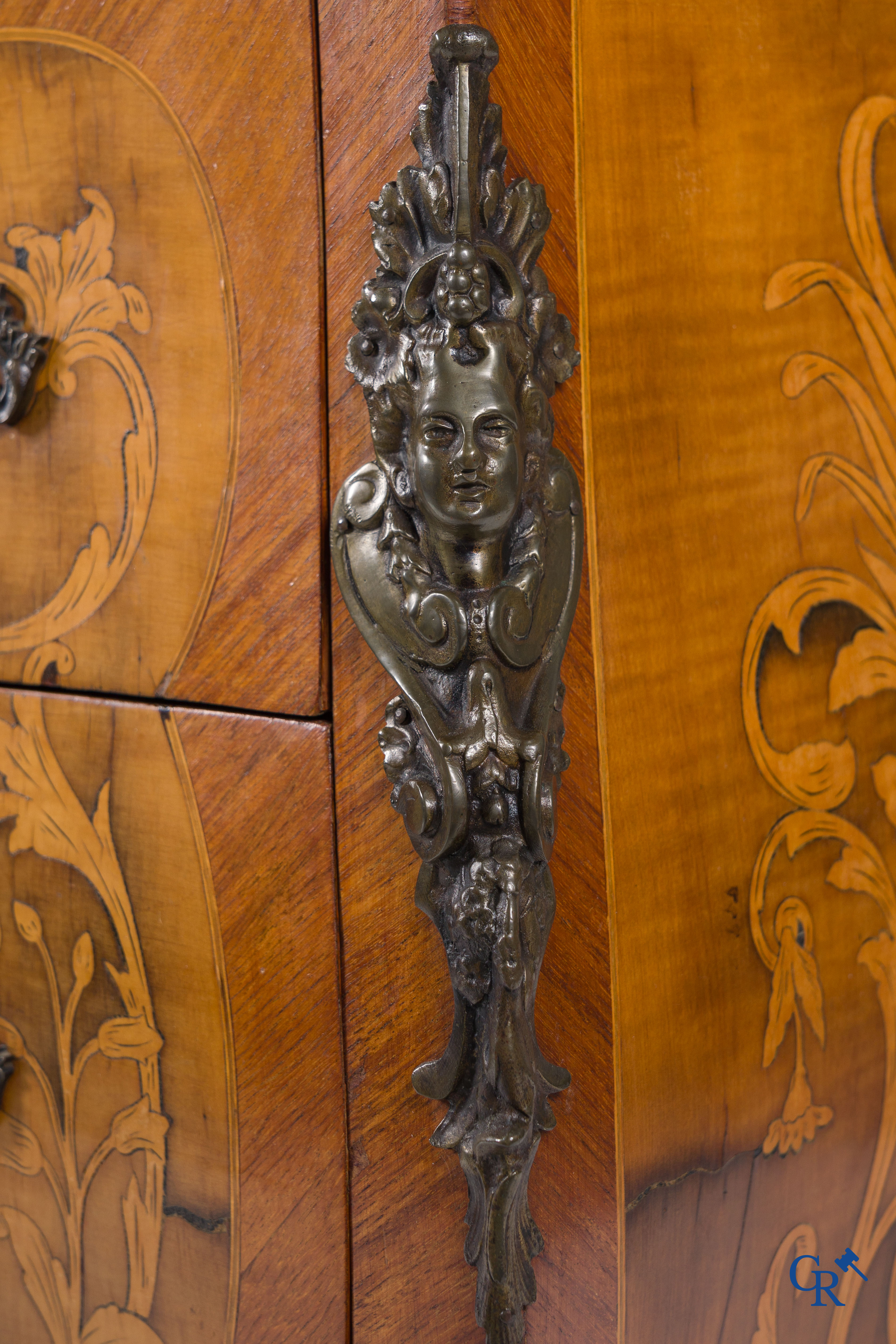 Une commode en marqueterie et bronze avec une tablette en marbre. Style LXV.