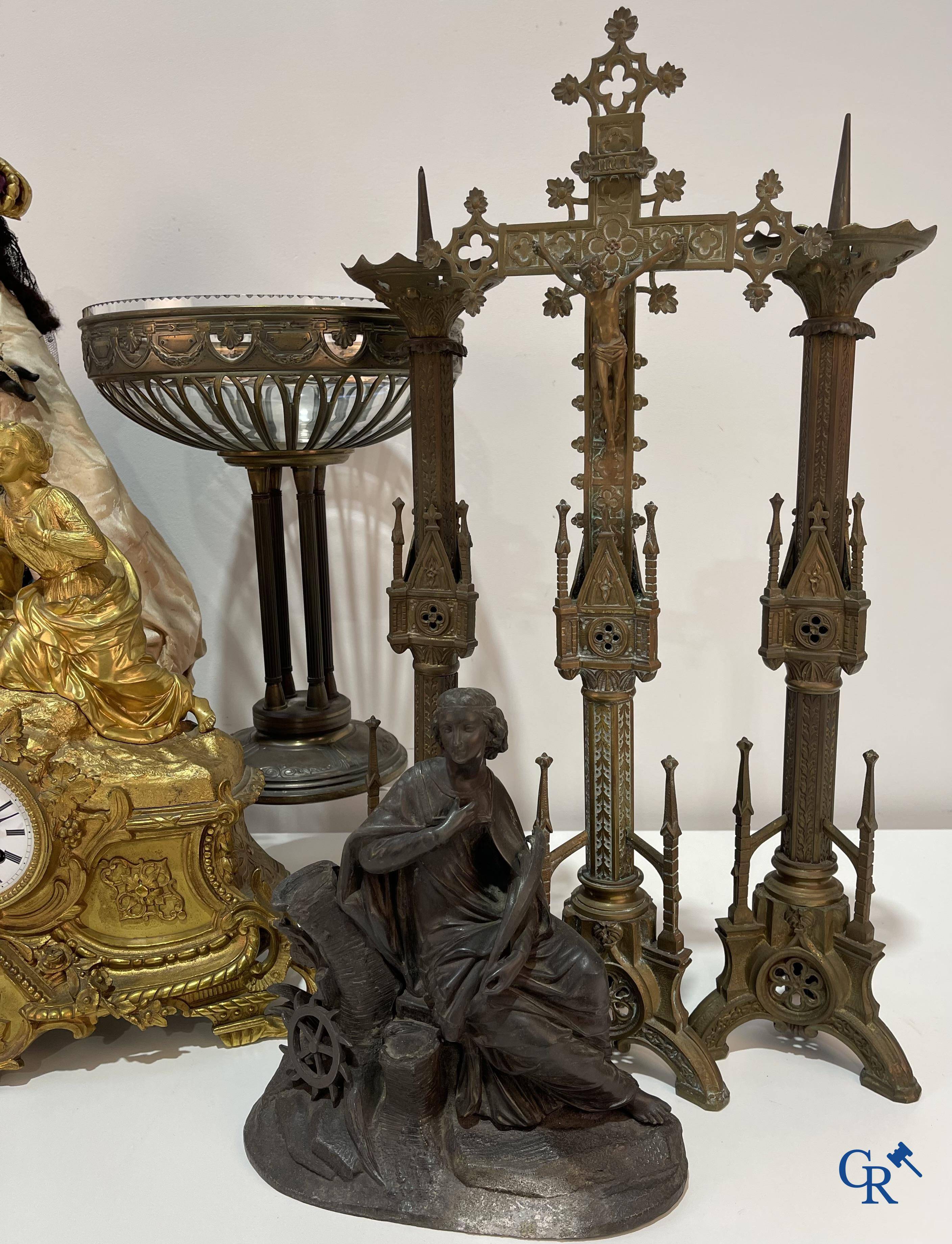 Een lot brocante: Bronzen schouwklok, bronzen neo gotische kandelaars en beeld St. Catharina, soliflore enz.