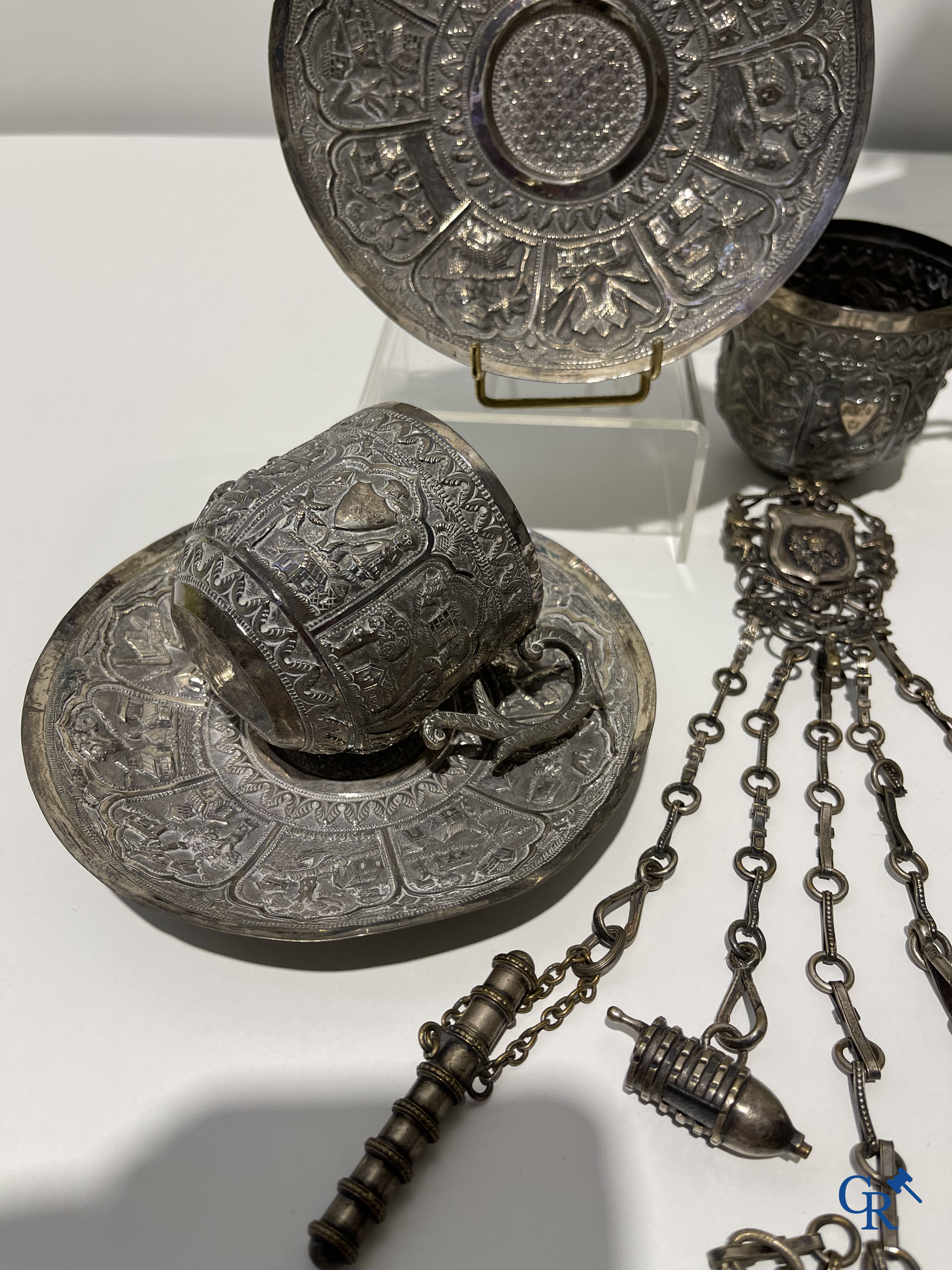 Beautiful lot of display case objects in silver and silver-plated metal, 2 Neapolitan santons attached. (late XVIII century)