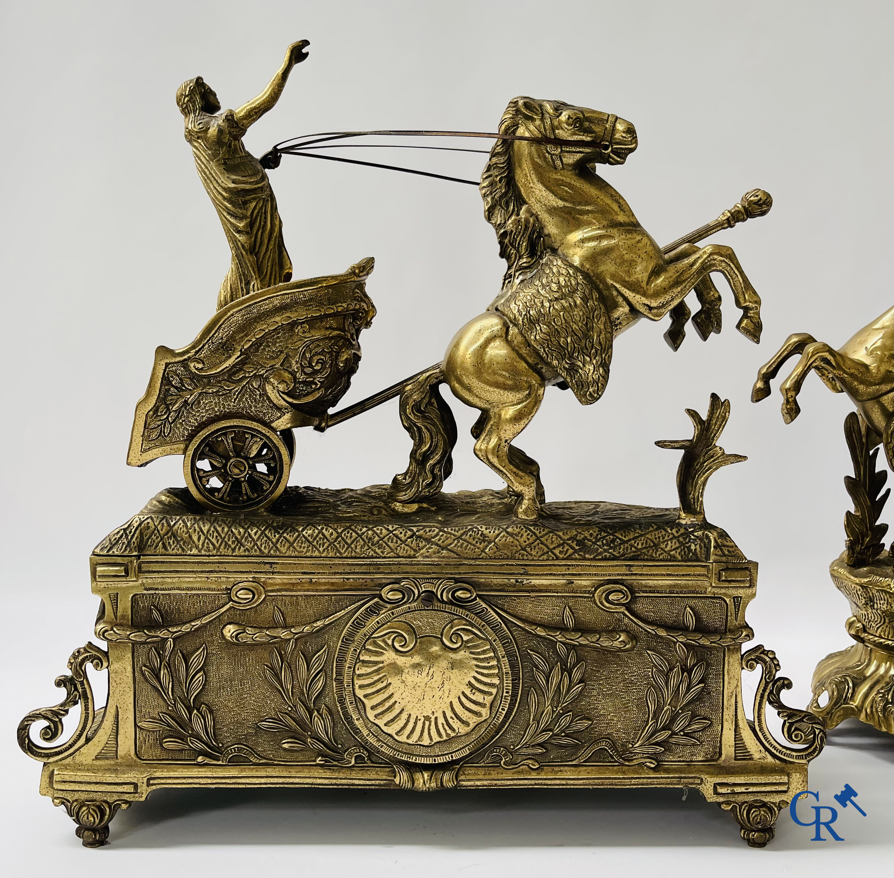 Grande garniture de cheminée en bronze. "Chariot". 20ème siècle.