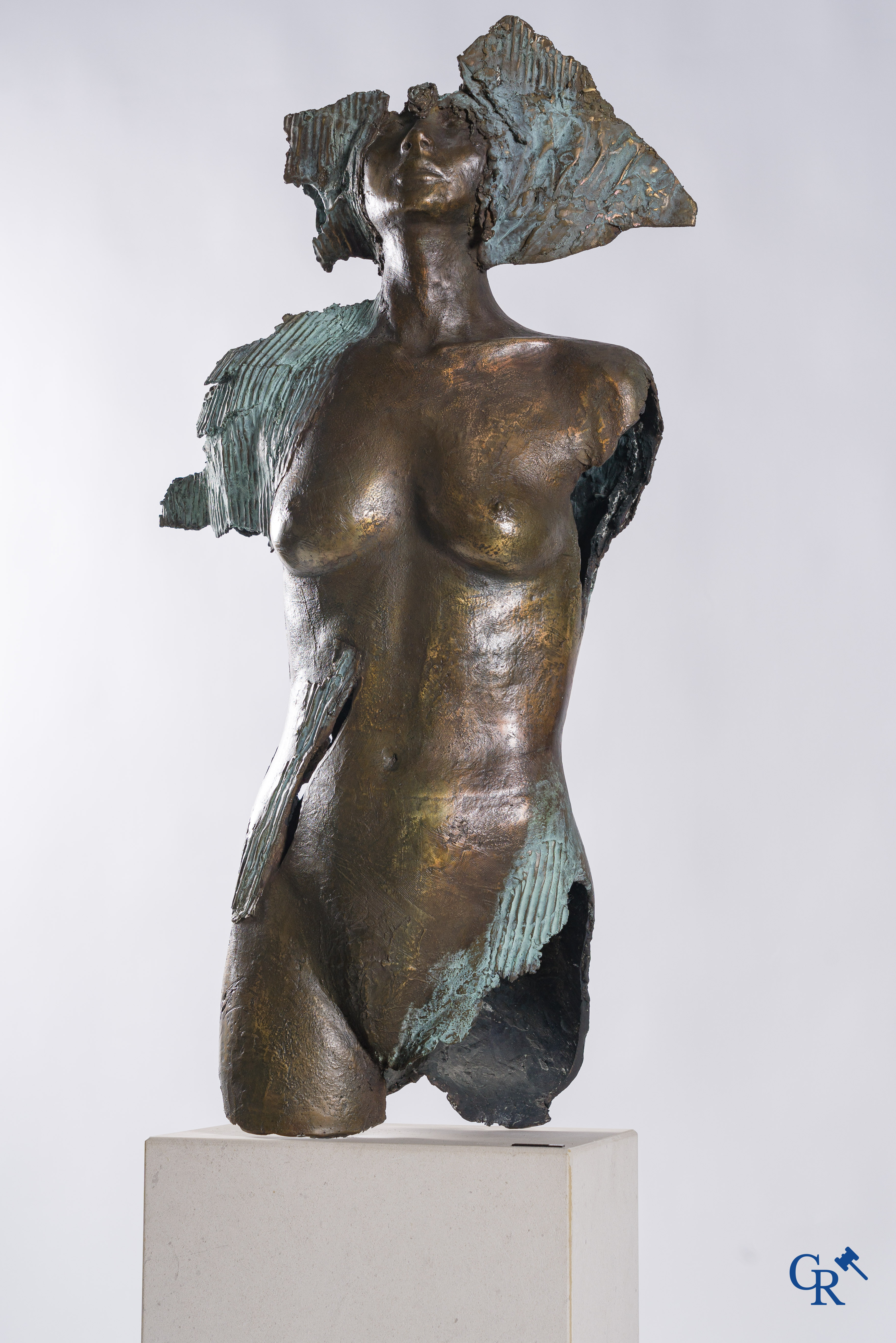 Inge Dewilde (1957) (*) Bronzen torso van een vrouw op een bijgaande sokkel in witsteen.