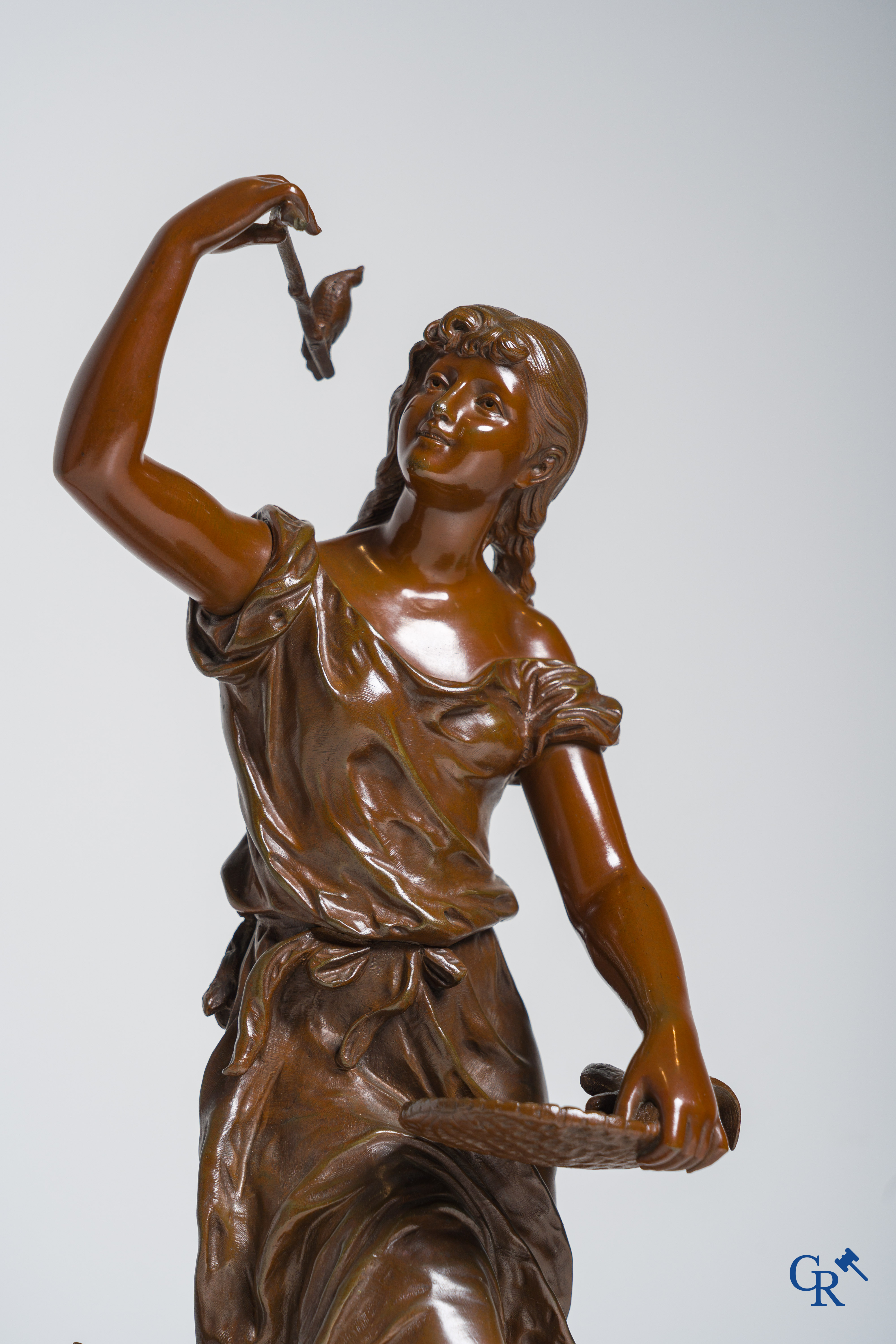 Hippolyte Moreau (1832-1927) "Charmeuse", statue en bronze à patine brune sur socle tournant.