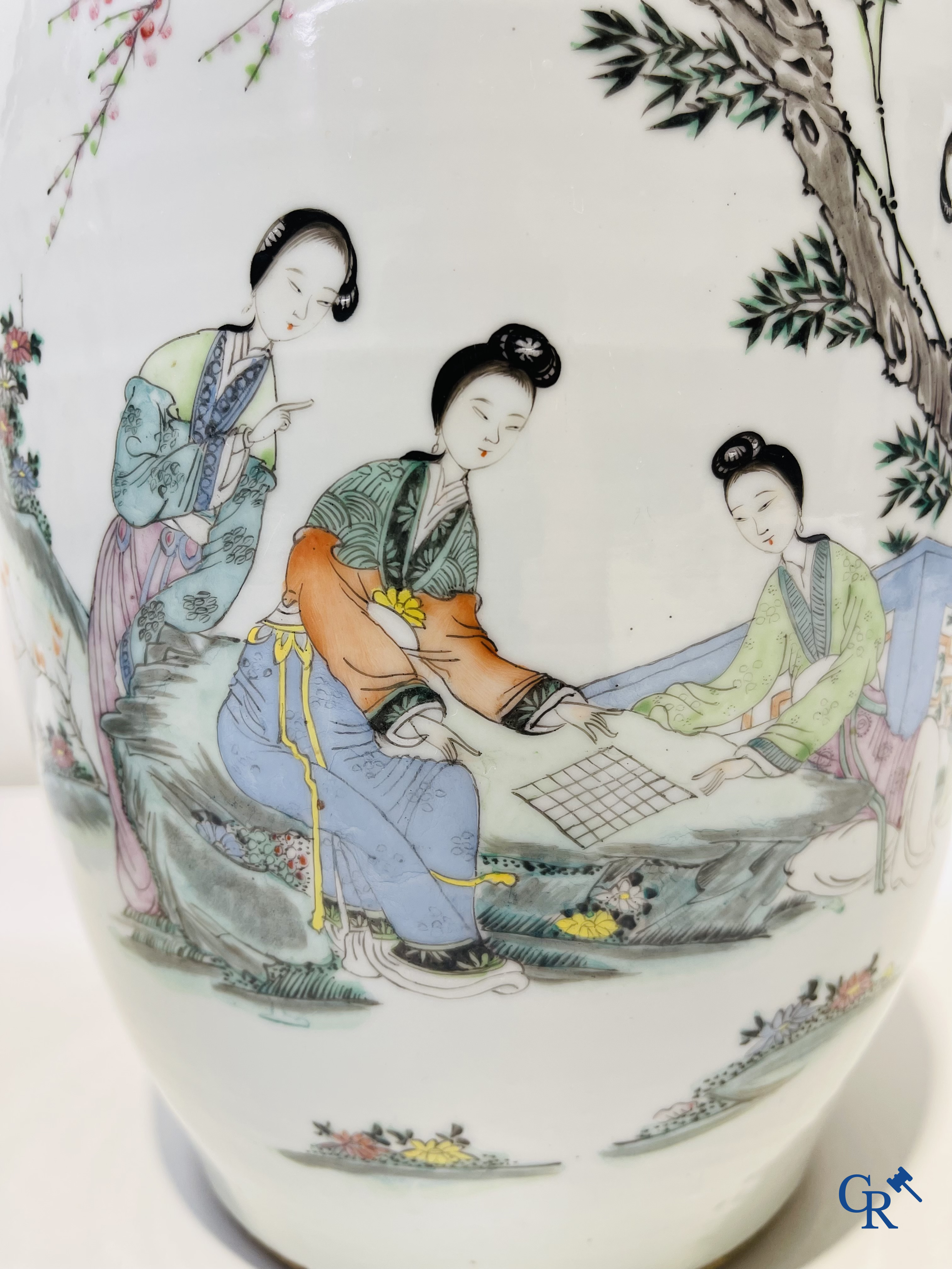 Art Asiatique: Porcelaine chinoise, paire de vases Chinois avec des dames dans un jardin. Période République.