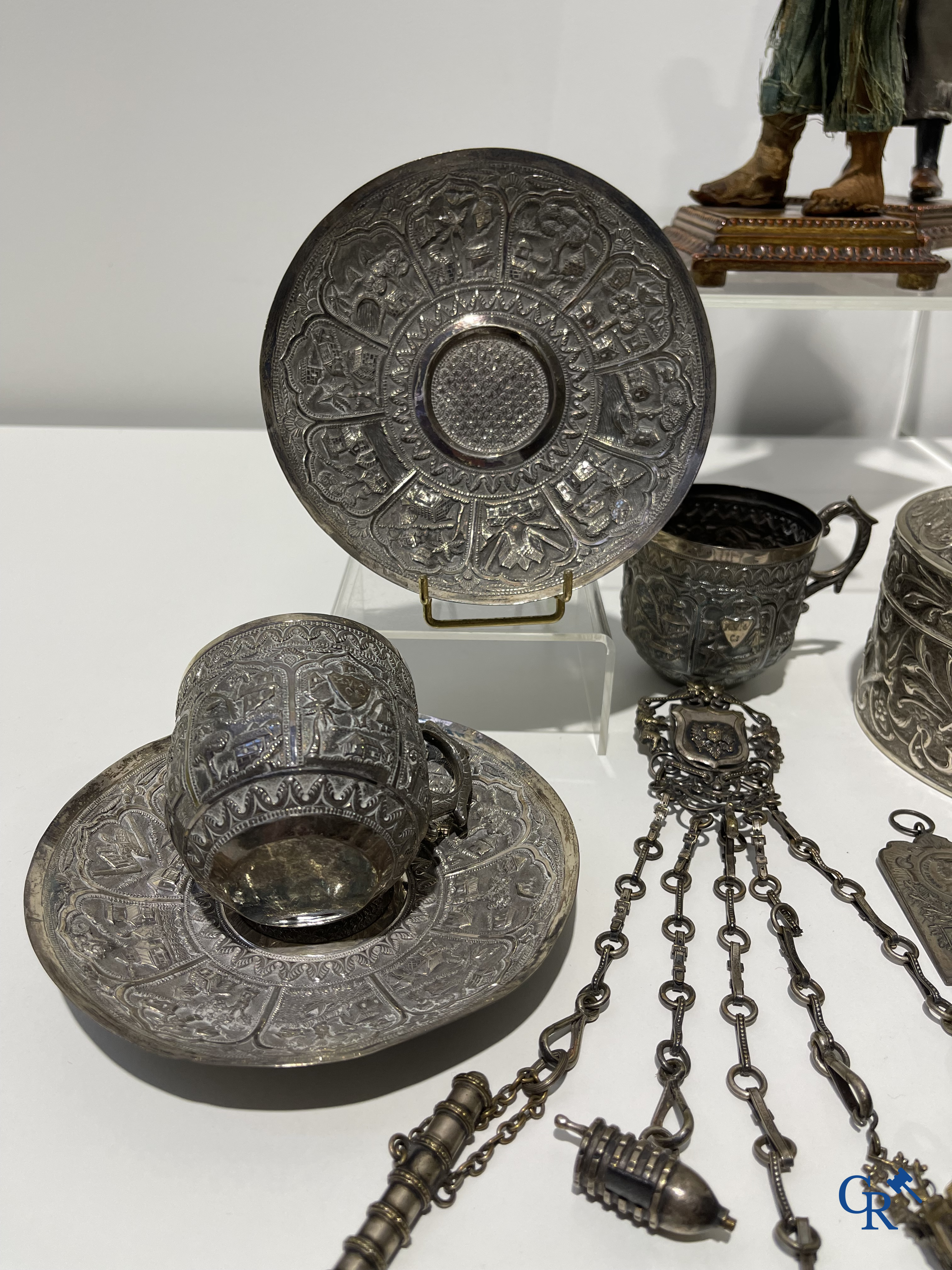 Beautiful lot of display case objects in silver and silver-plated metal, 2 Neapolitan santons attached. (late XVIII century)