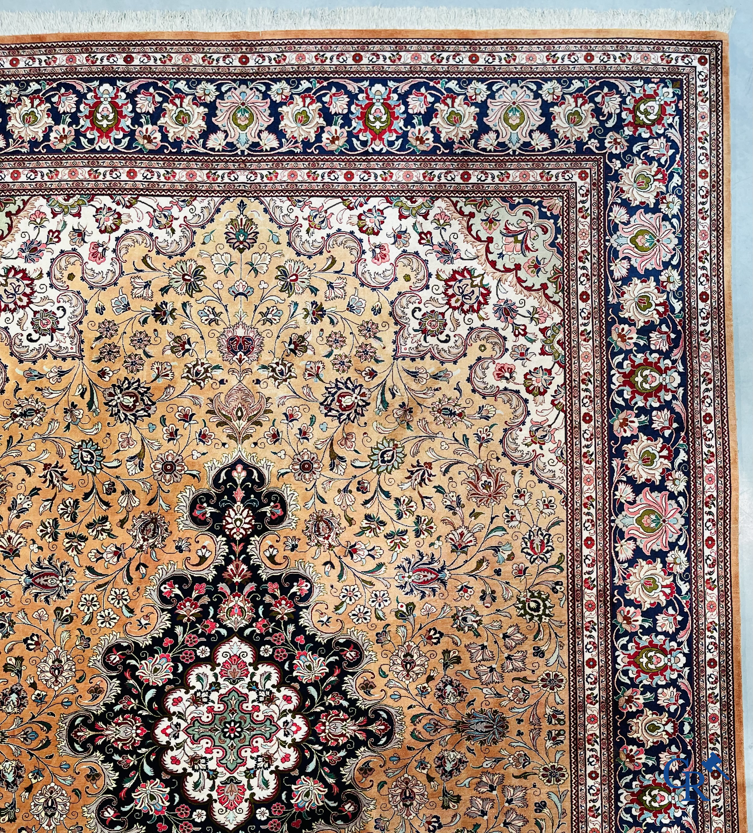 Tapis d'Orient: Ghoum, Iran. Exceptionnel tapis noué à la main en soie.