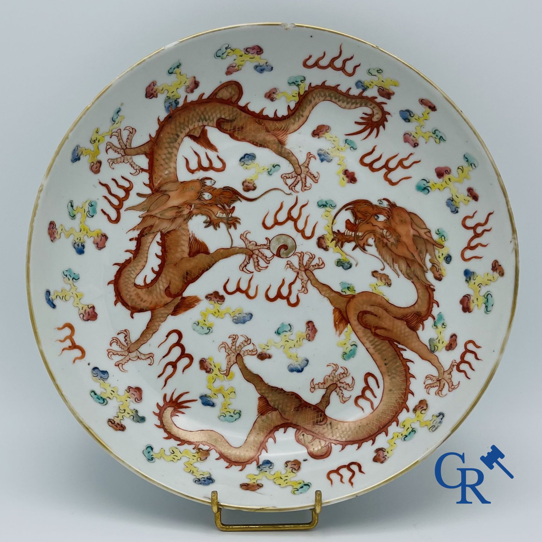 Art Asiatique : Un plat au dragon en porcelaine chinoise. Période Guangxu et marquée.