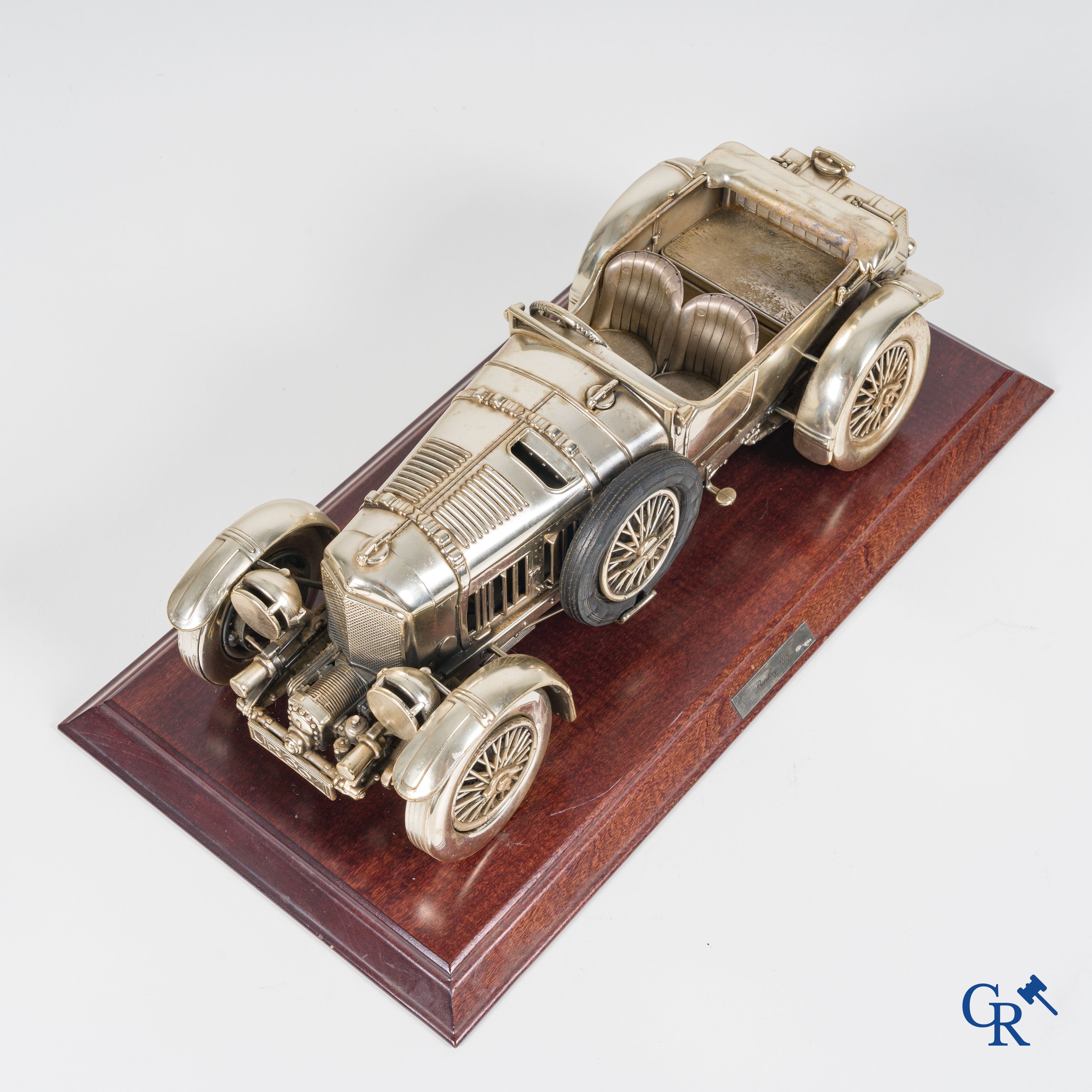 Bentley, een uitzonderlijk fijn gedetailleerd sterling zilveren 925°/00 schaalmodel van een 30 er jaren Bentley.