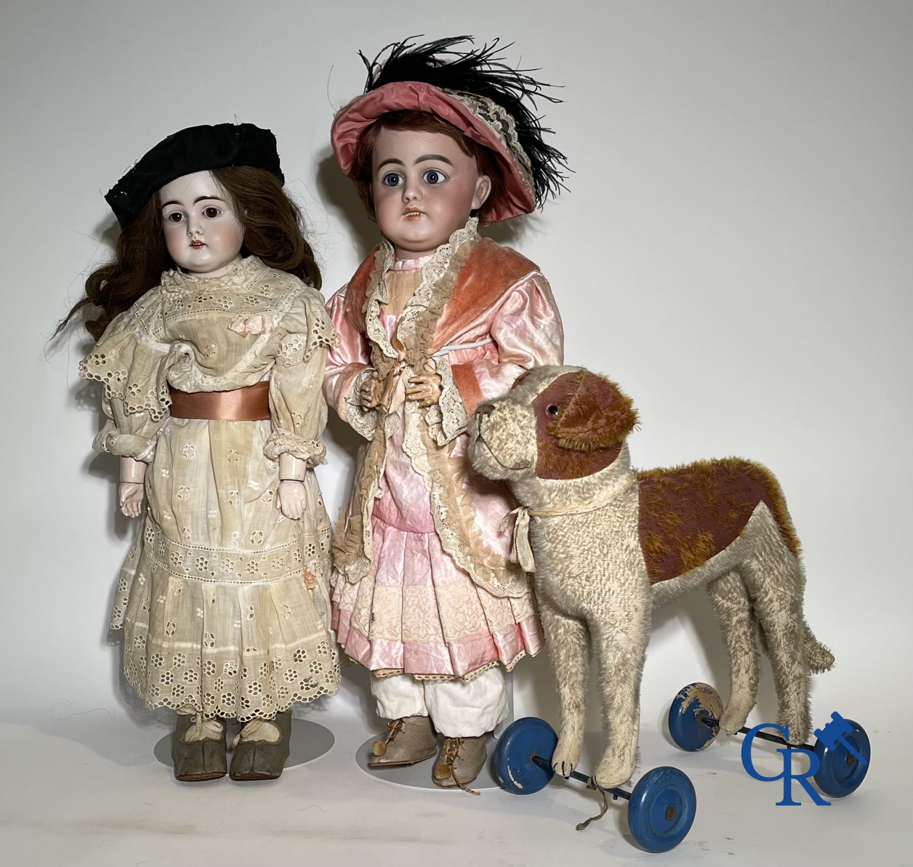 Jouets: poupées anciennes: Joli lot de 2 poupées anciennes tête porcelain et un chien sur roulettes.