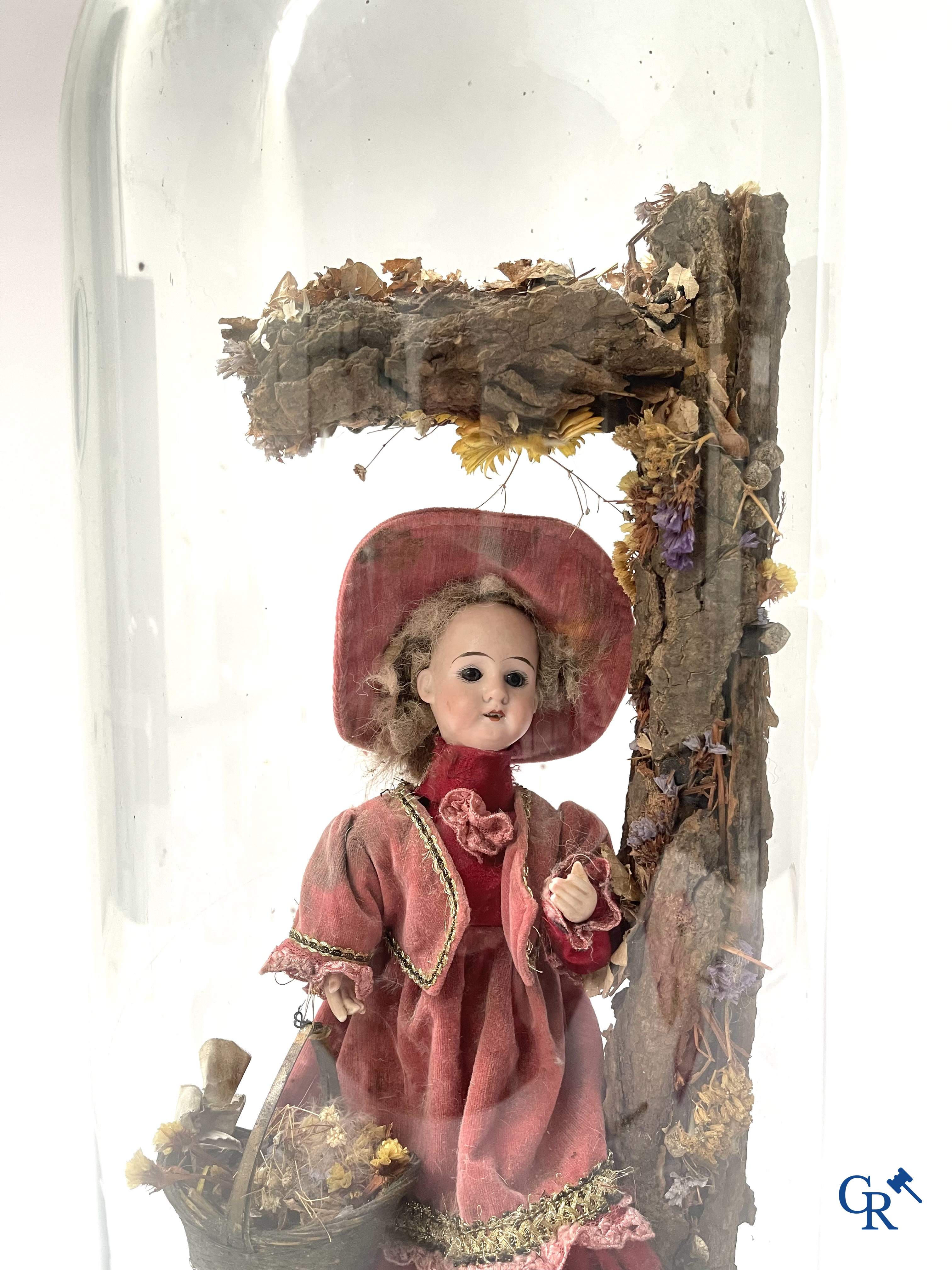 Un automate dans le gout de Phalibois, avec de la musique, la tête et les mains en porcelaine et en mouvement. Vers 1900.