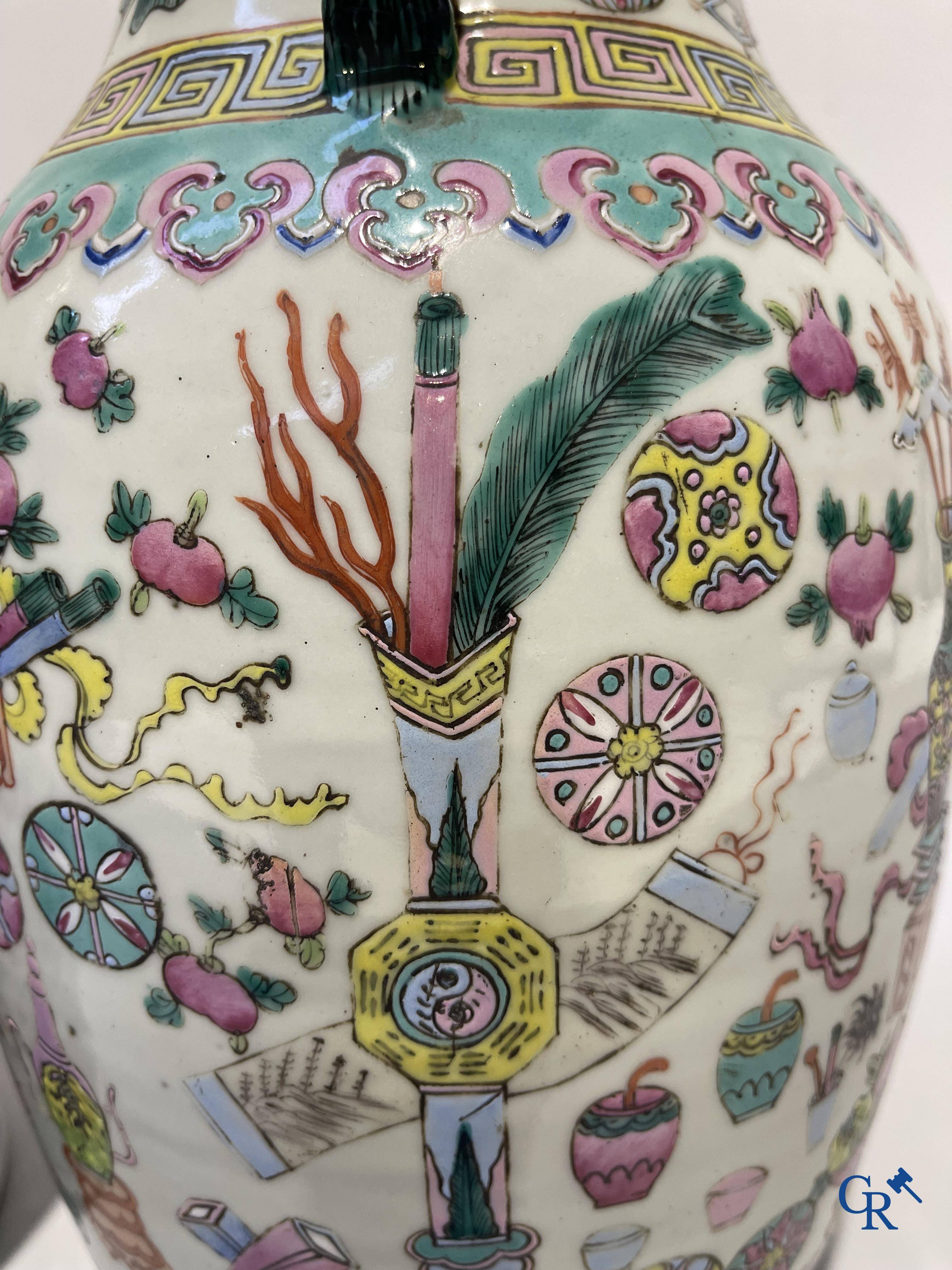 Aziatica, Chinees porselein. Een paar Chinese vazen met een decor van antiquiteiten. 19e eeuw.