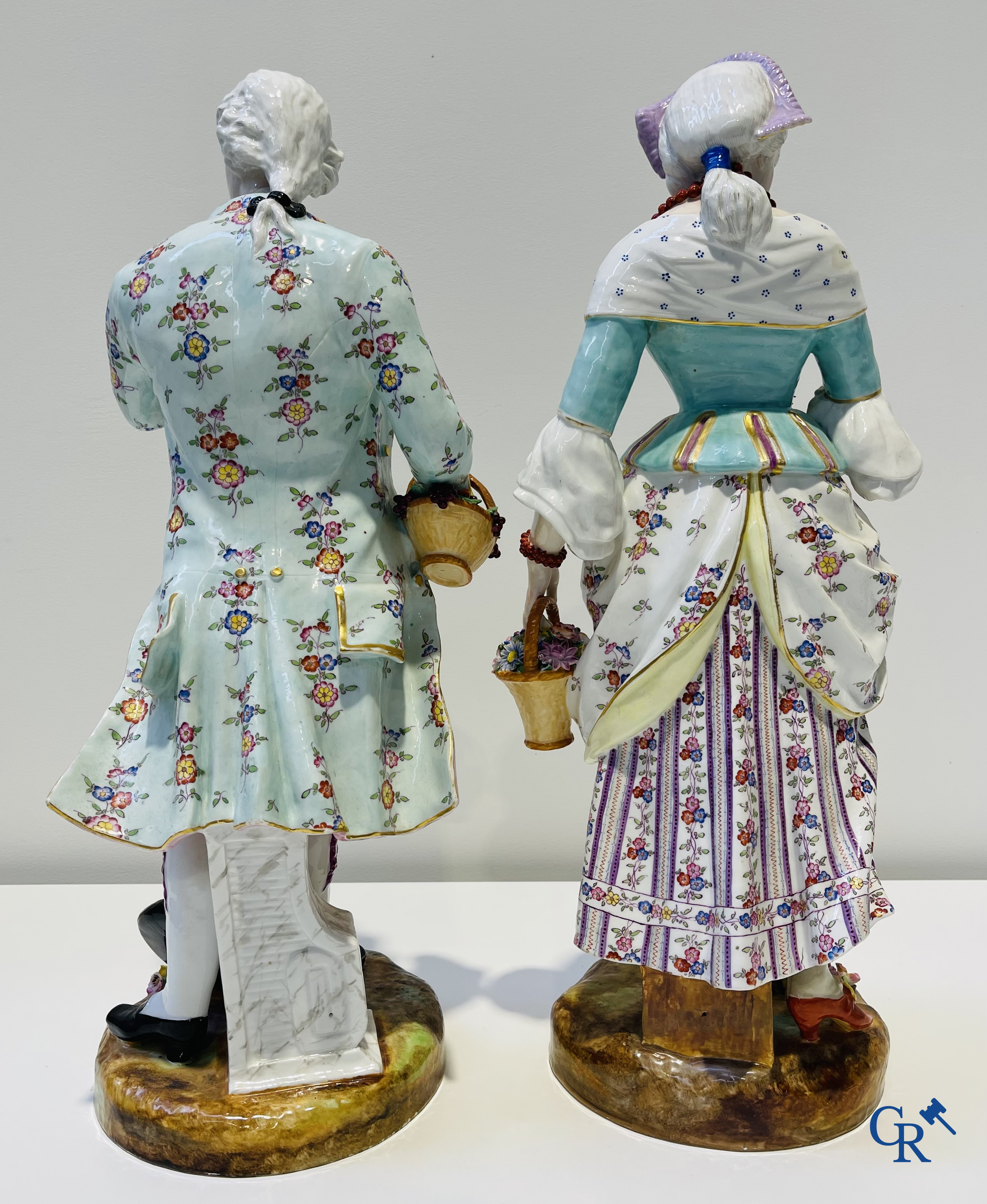 Exceptionnelle grande paire de statues romantiques en porcelaine colorée et dorée dans le gout de Meissen.