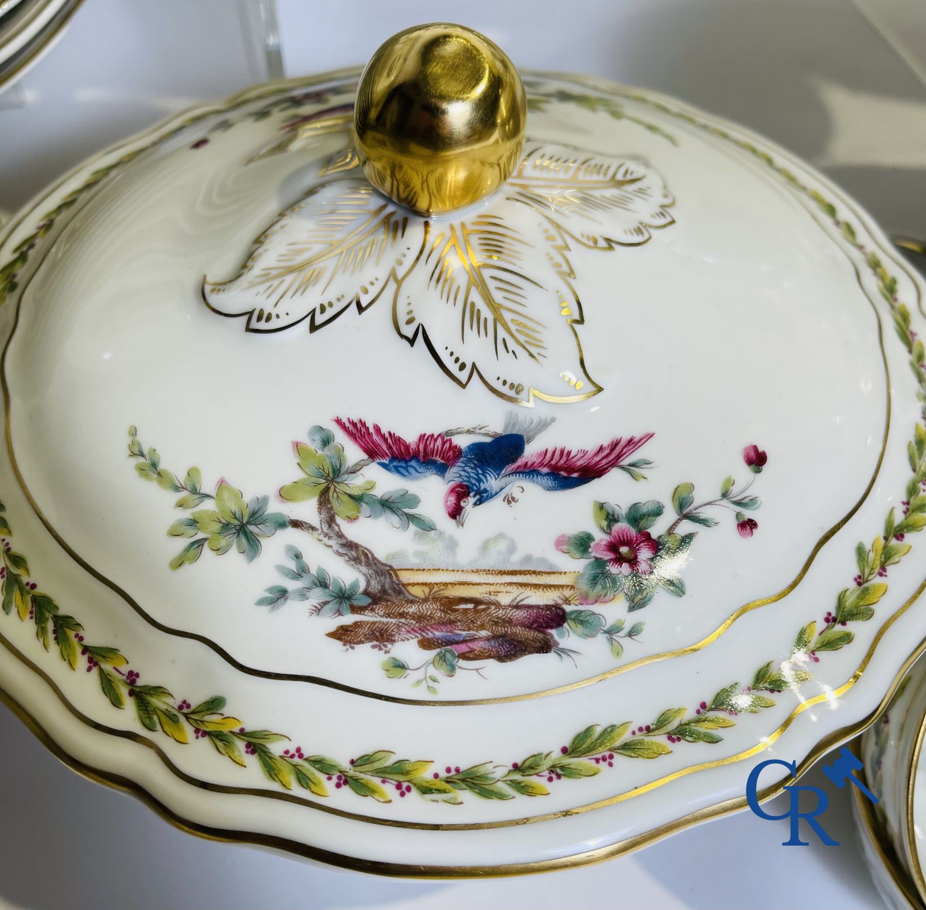 Limoges. L. Bernardaud & Cie. Beau service de table en porcelaine de Limoges. Modèle Chevreuse.