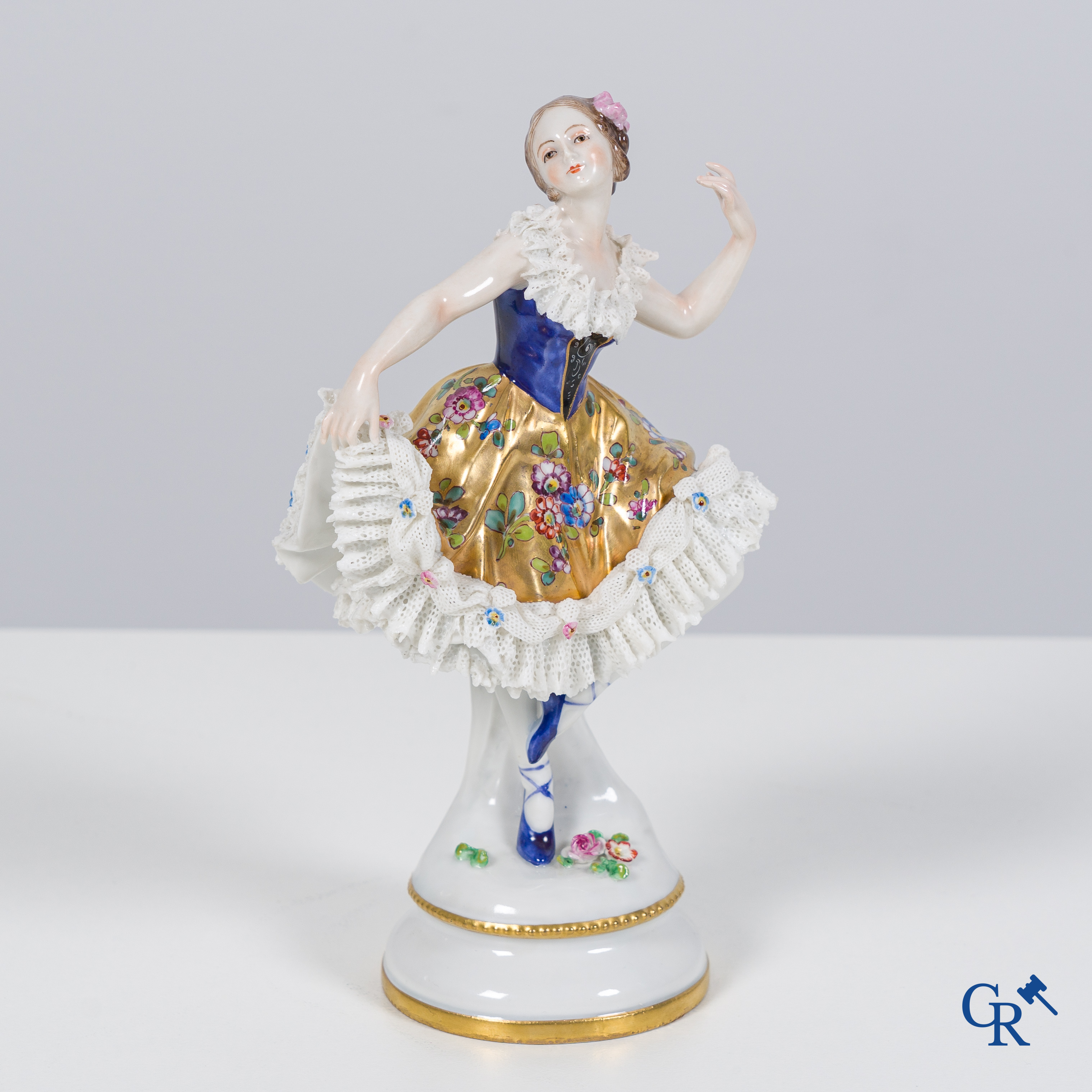 Volkstedt Rudolstadt: Porcelaine européenne, belle ballerine en porcelaine en dentelle de belle qualité. Marqué.