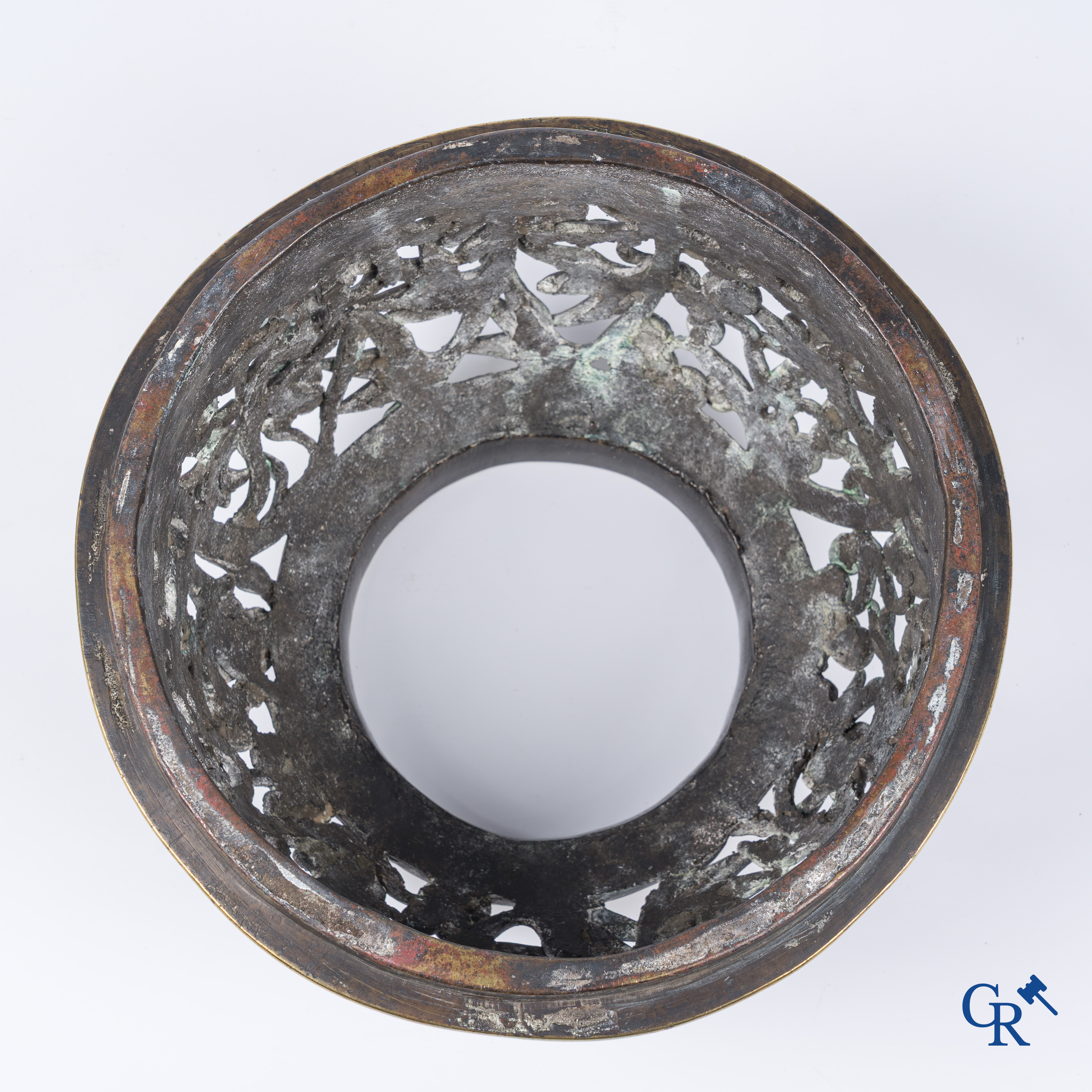 Aziatica. Een grote 3-potige en gedecoreerde bronzen wierookbrander. China 18e-19e eeuw.