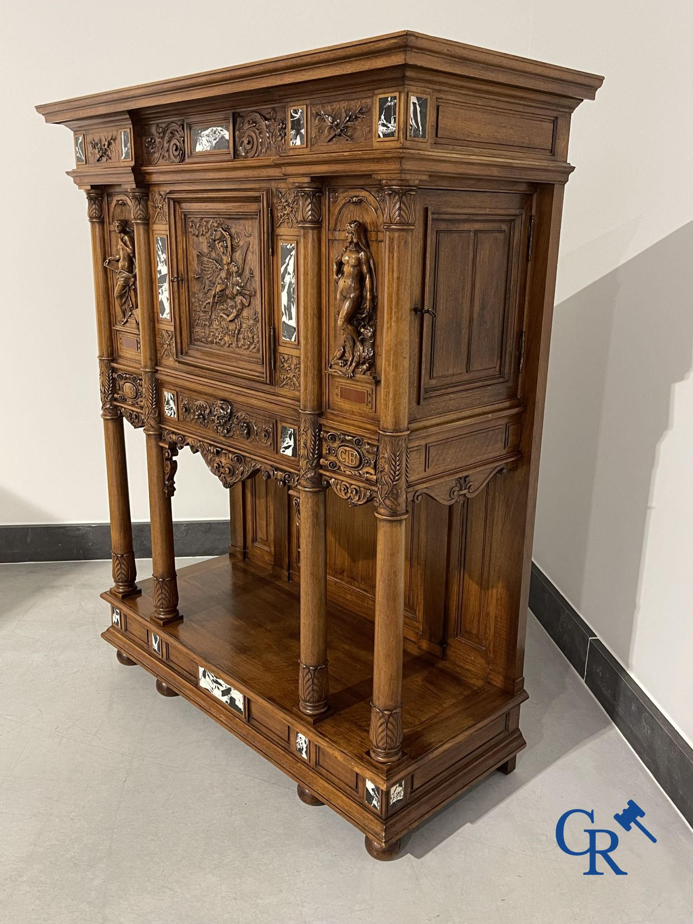 Mobilier : Une crédence finement sculptée en noyer, style néo-renaissance avec incrustation de marbre.