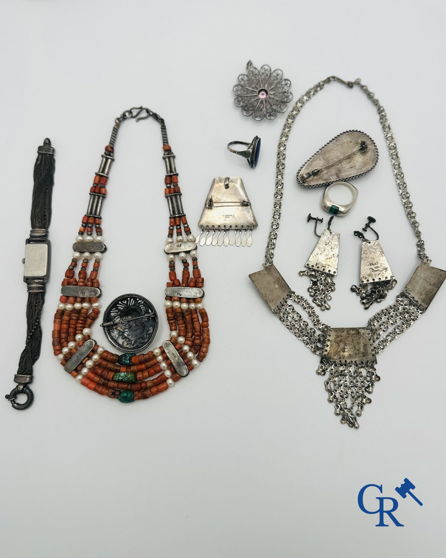 Jewellery-timepieces: Beautiful lot of jewellery and timepieces in silver.