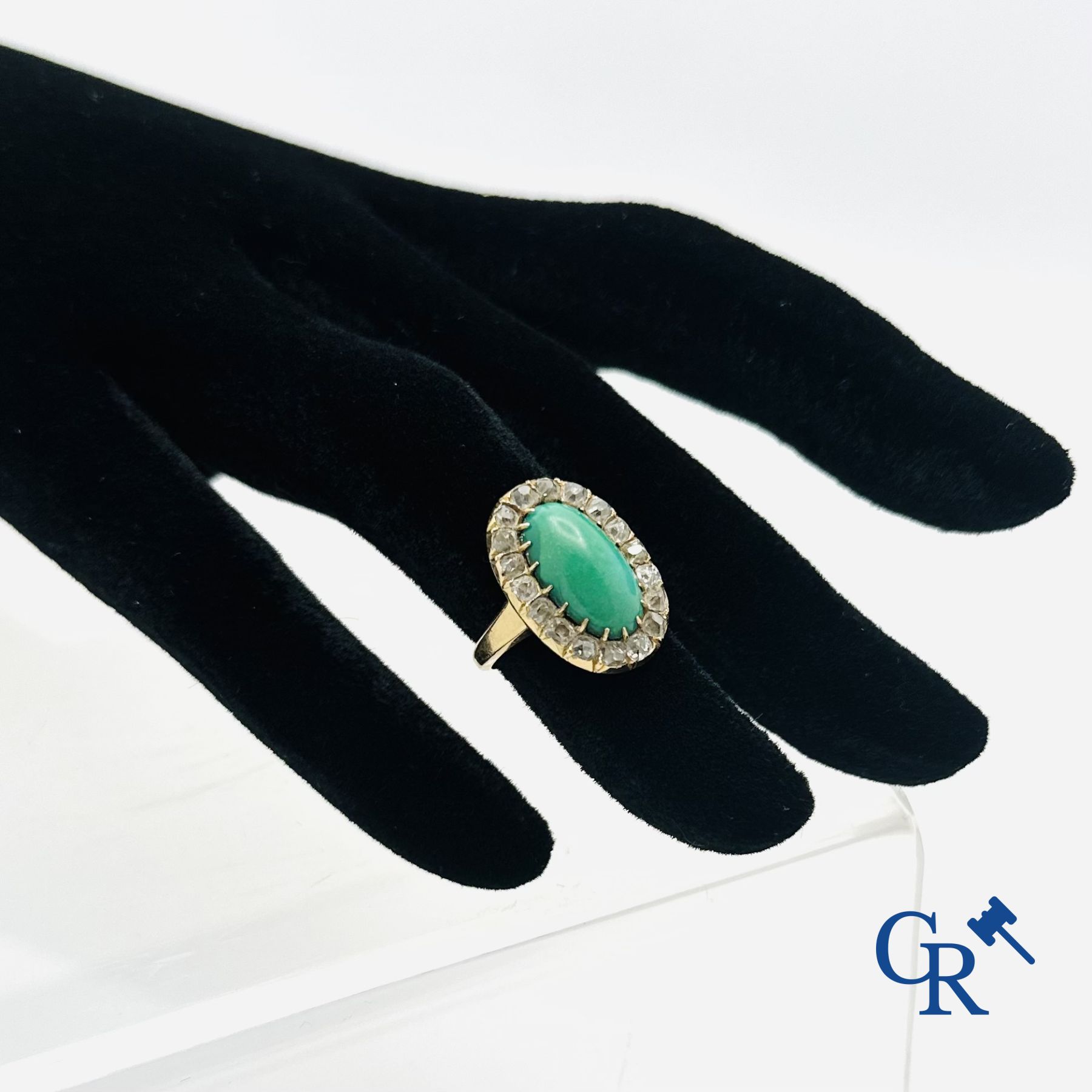 Bijoux: Bague en or 18K sertie d'une pierre en malachite et 18 diamants.