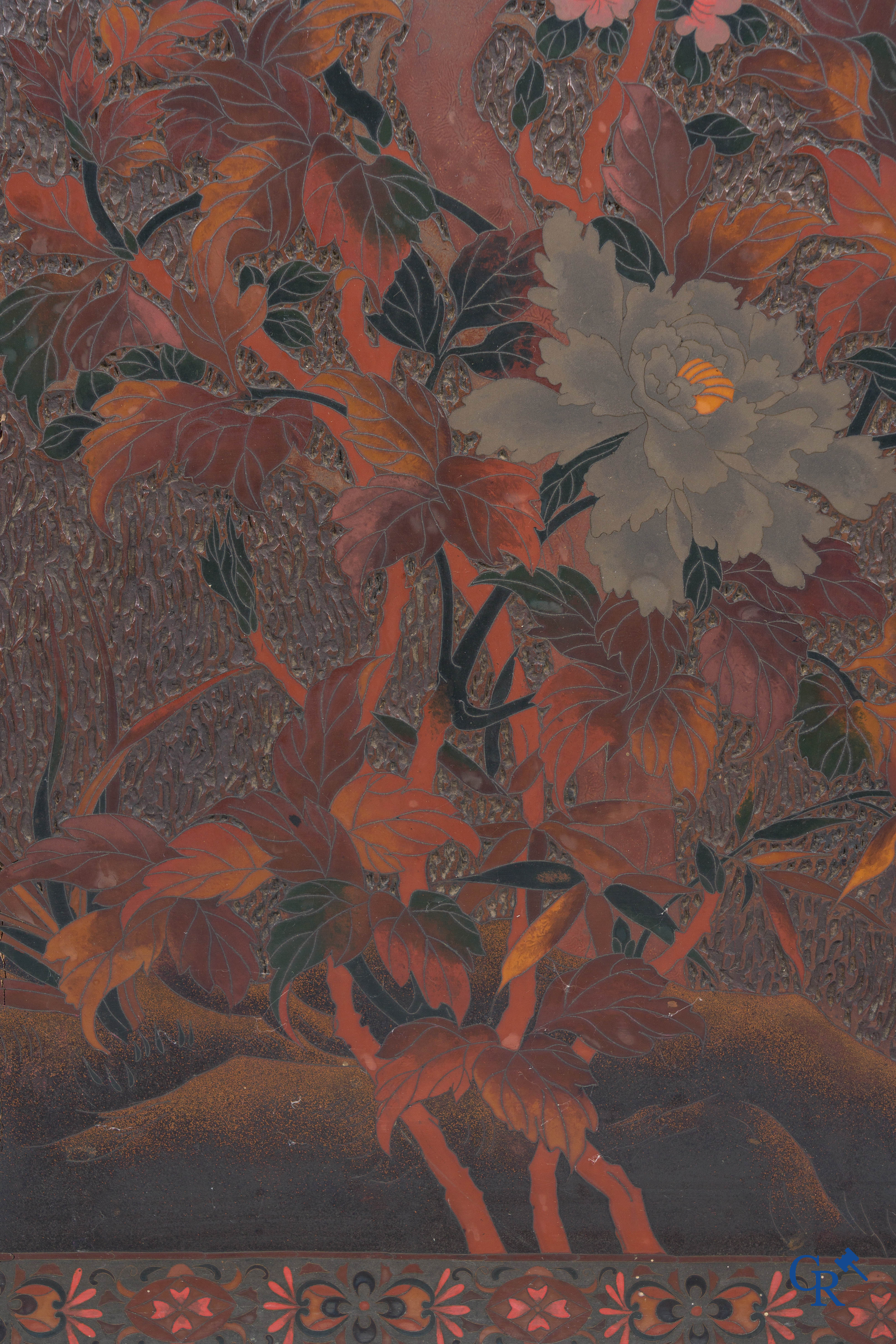 Aziatica, een groot houten paneel met lakwerk en inlegwerk. Bloemen en vlinder decor. 19e eeuw.