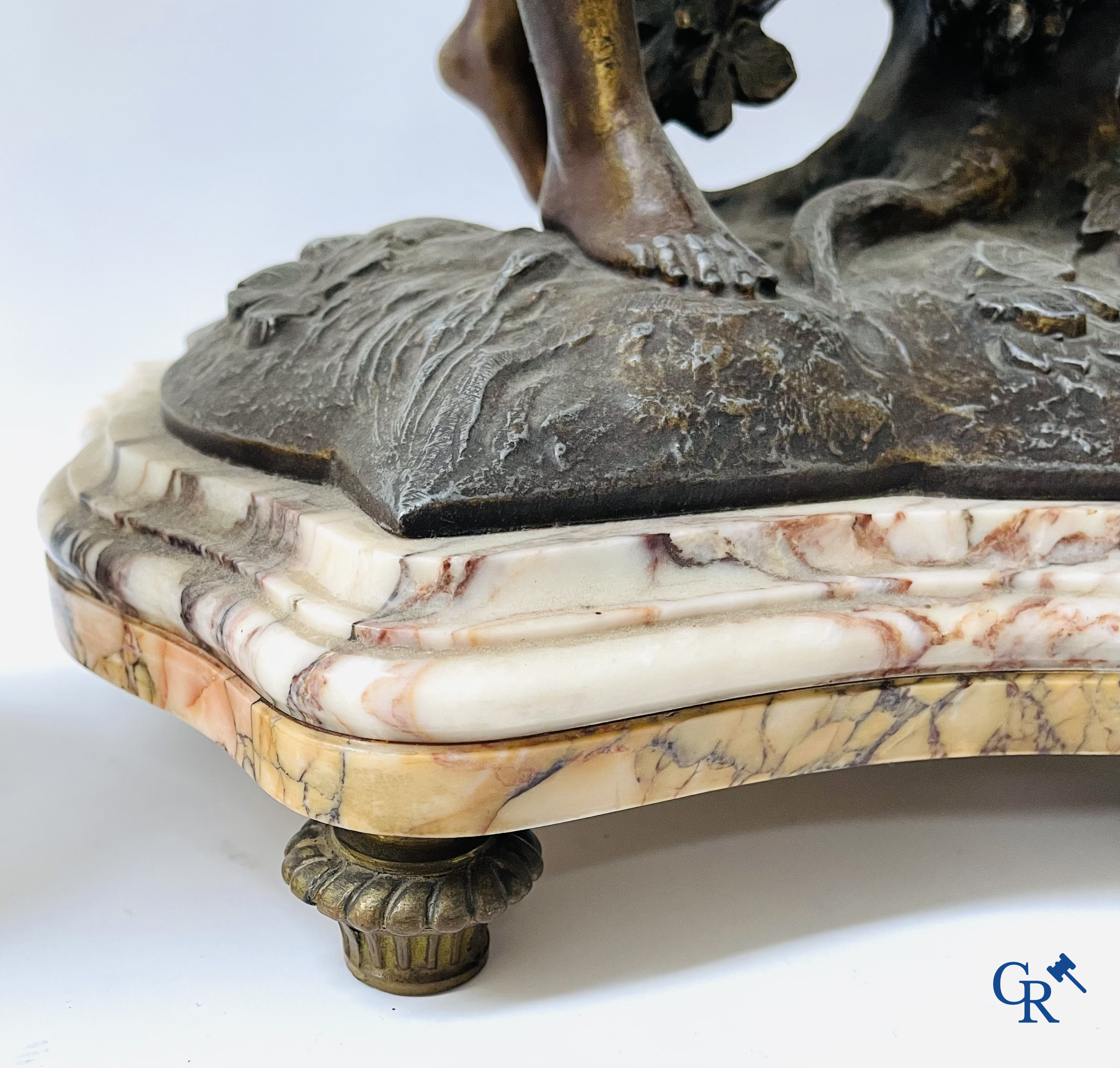 Louis & François Moreau (d'àprès). Grande garniture de cheminée 3 pièces en régule et marbre. Vers 1910.