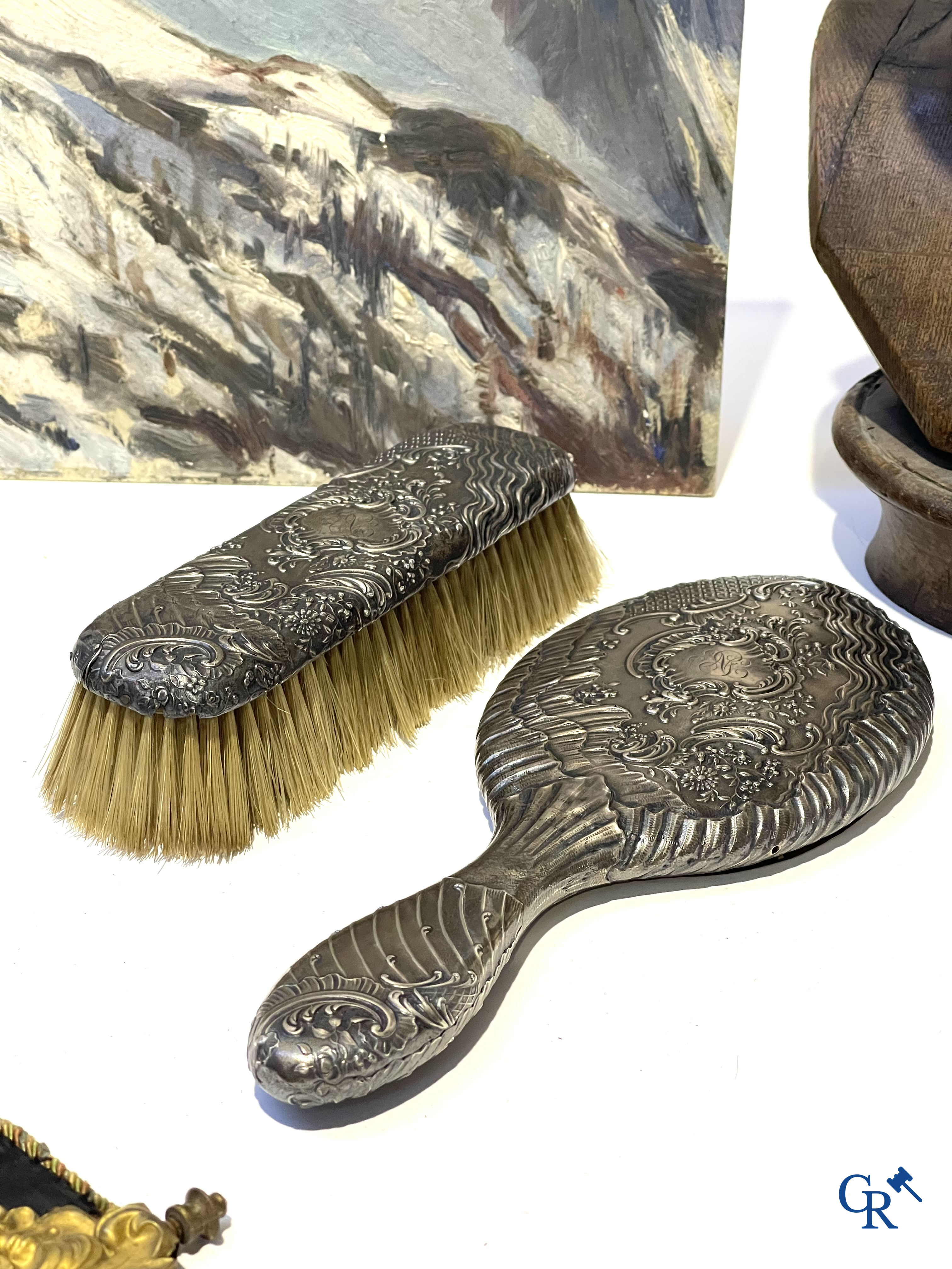 Un lot de brocante, carafe avec monture en argent, peinture, buste en bois, photo ancienne, etc.