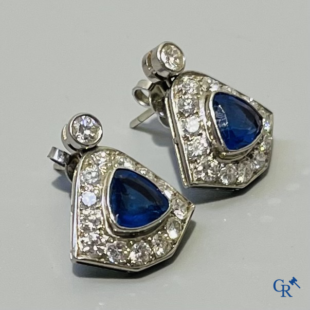 Jewellery, a beautiful pair of Art Deco earrings in white gold 750°/00 each set with a sapphire and 14 diamonds.