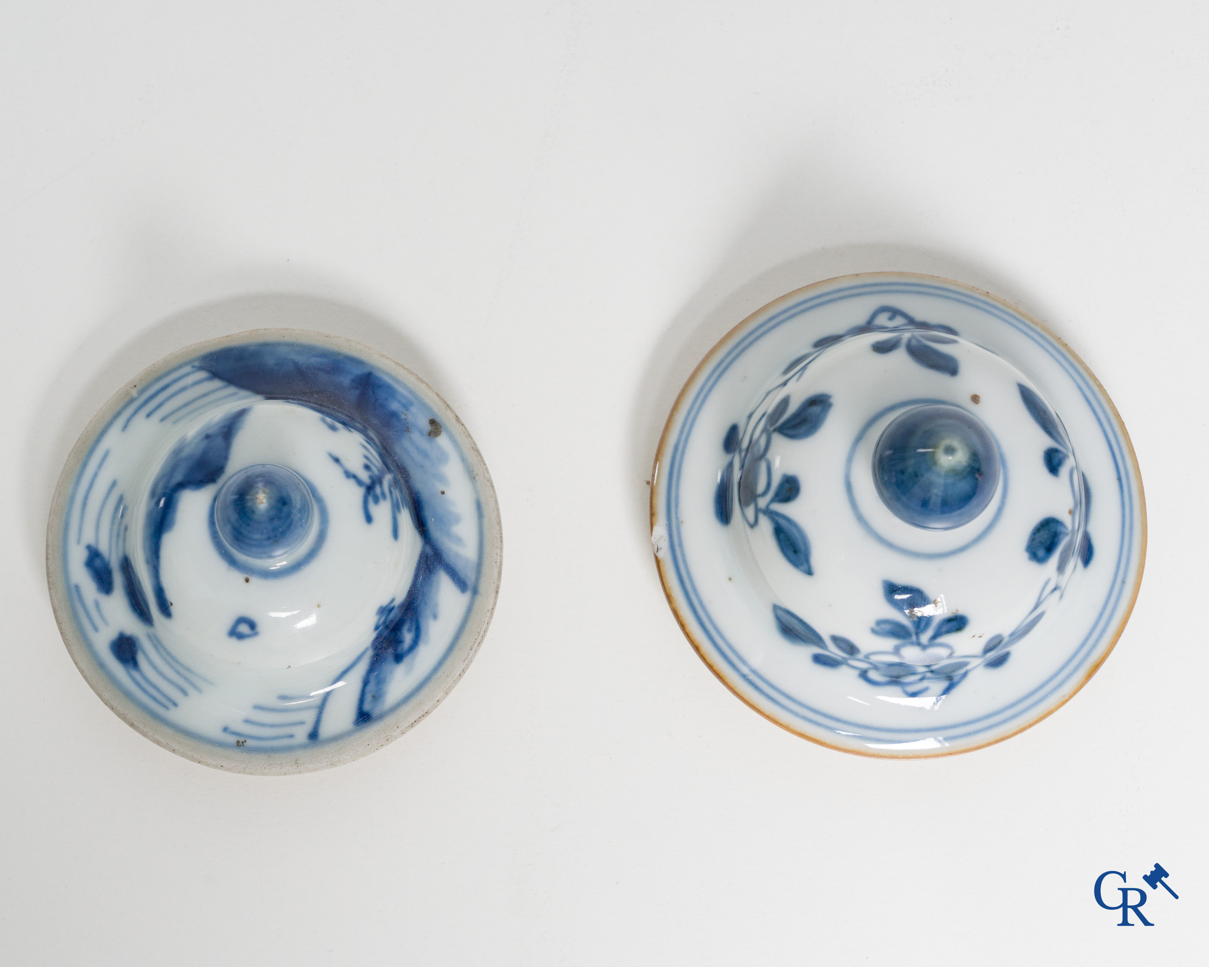 Art Asiatique: Porcelaine chinoise, 5 pièces en porcelaine bleue et blanc. 18ème siècle.