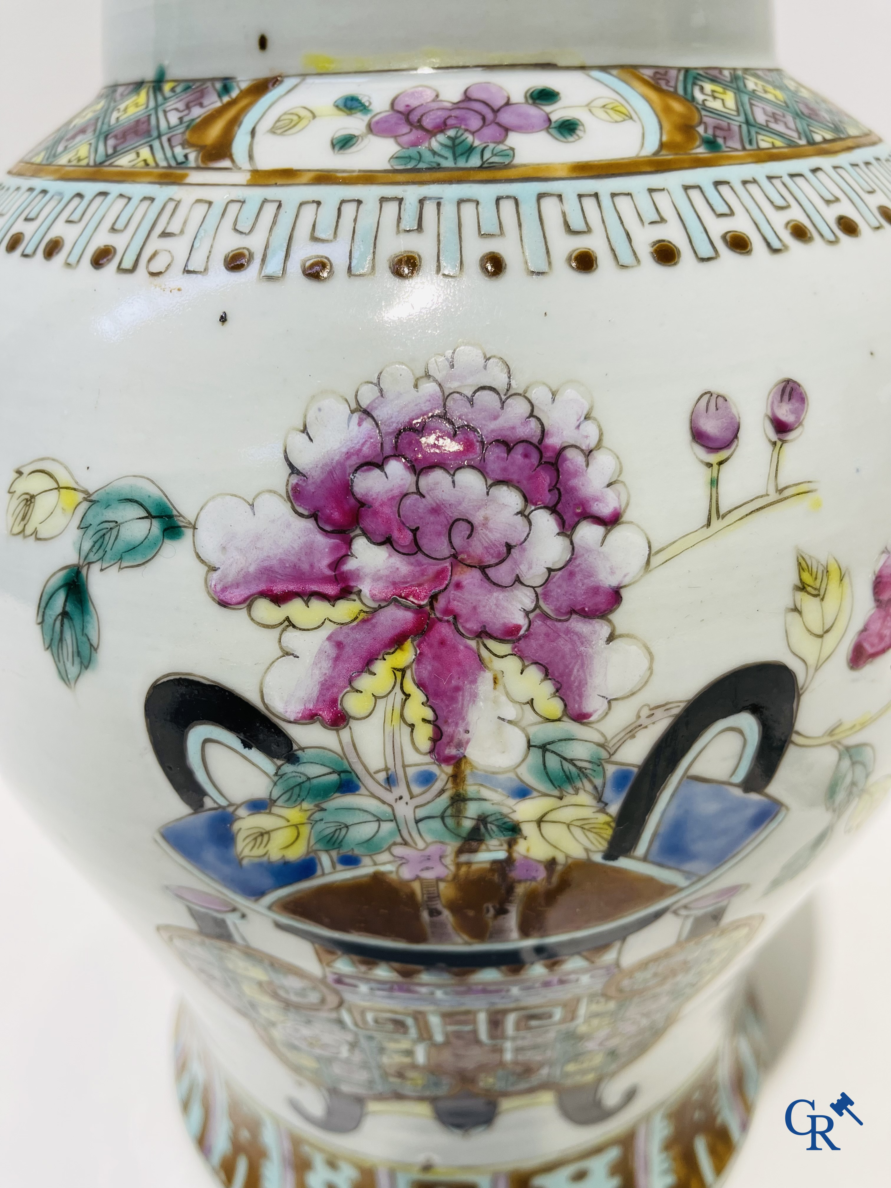 Chinese porcelain: A Chinese porcelain vase with phoenixes and blossoms and a potiche with mobilierendecor. 19th century.