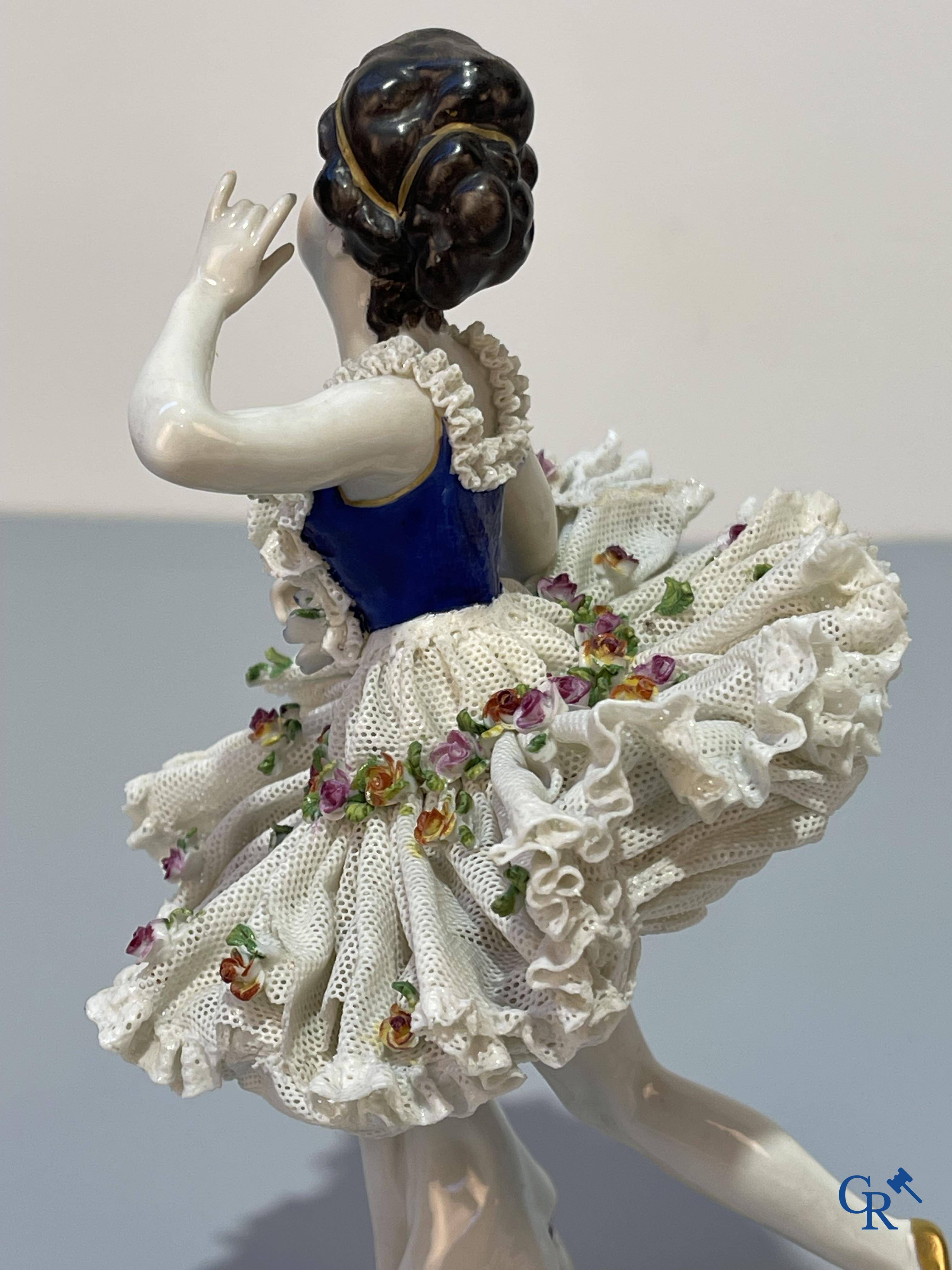 Europees porselein, Ludwigsburg, een danseres in fijn gedecoreerd Duits lace porcelain.