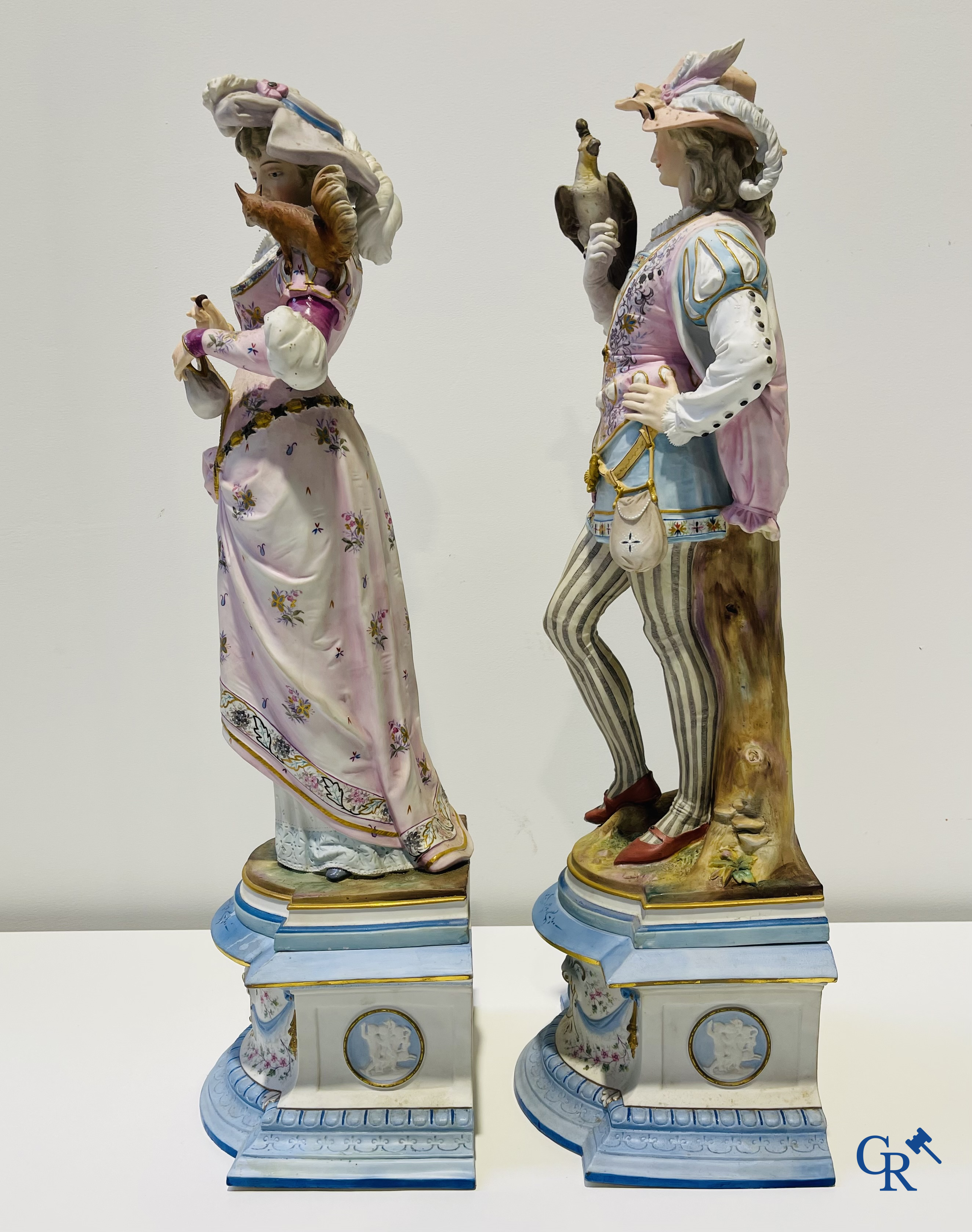 Exceptionnelle paire de grandes statues en biscuit polychrome et dorée. 2ème moitié du 19ème siècle.