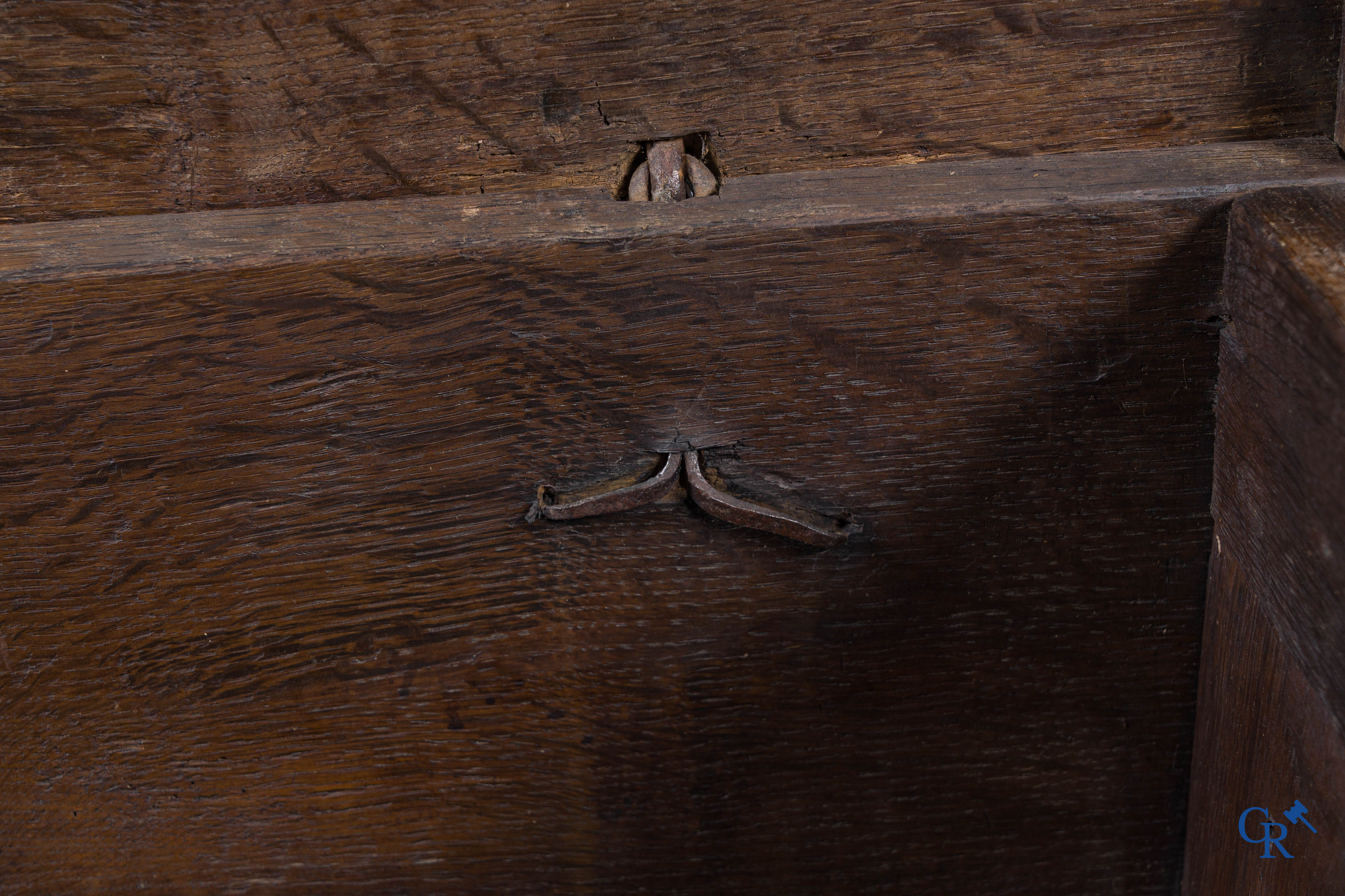 Gotiek. Een Gotische eikenhouten gesculpteerde koffer met zijn slotwerk in smeedijzer. 2de helft 15e eeuw.