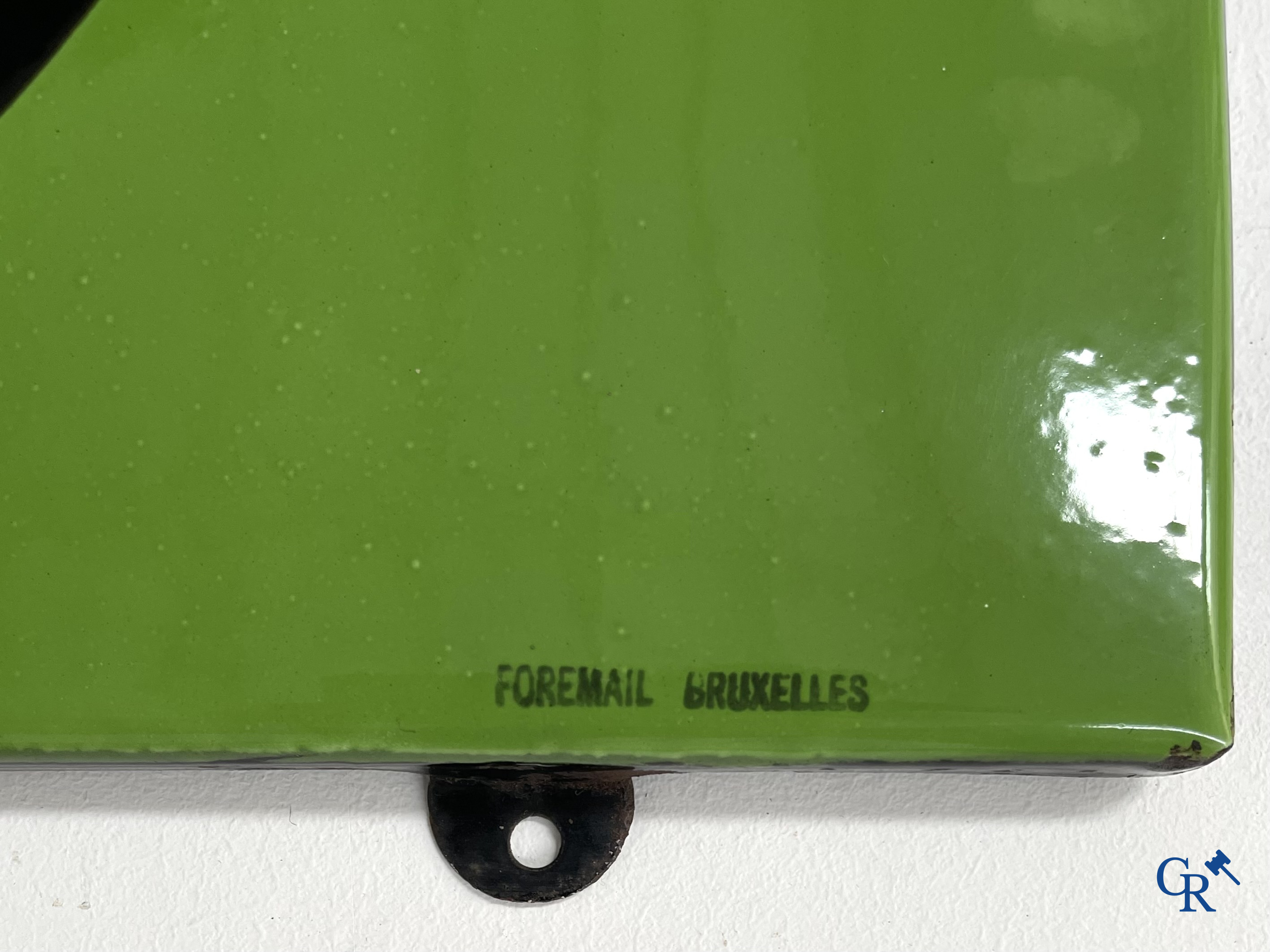 Castrol Motor Oil, emaille reclamebord voor Castrol motor olie. Zeldzame versie met 2 zwart omcirkelde logo's. 1948.