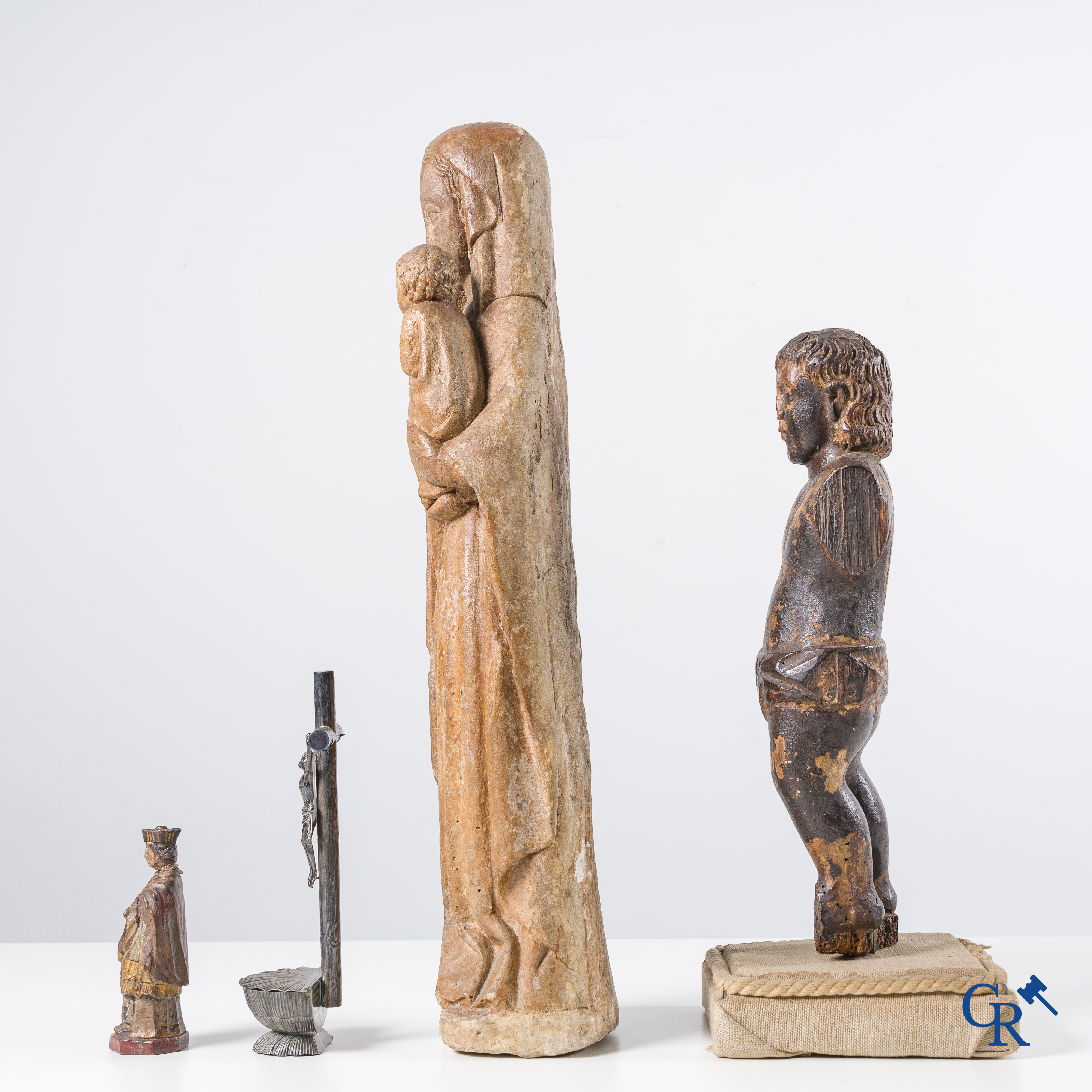 Objets religieux: Un lot avec 6 divers objets religieux en pierre, bois et argent. XVIIe-XVIIIe-XIXe siècle.