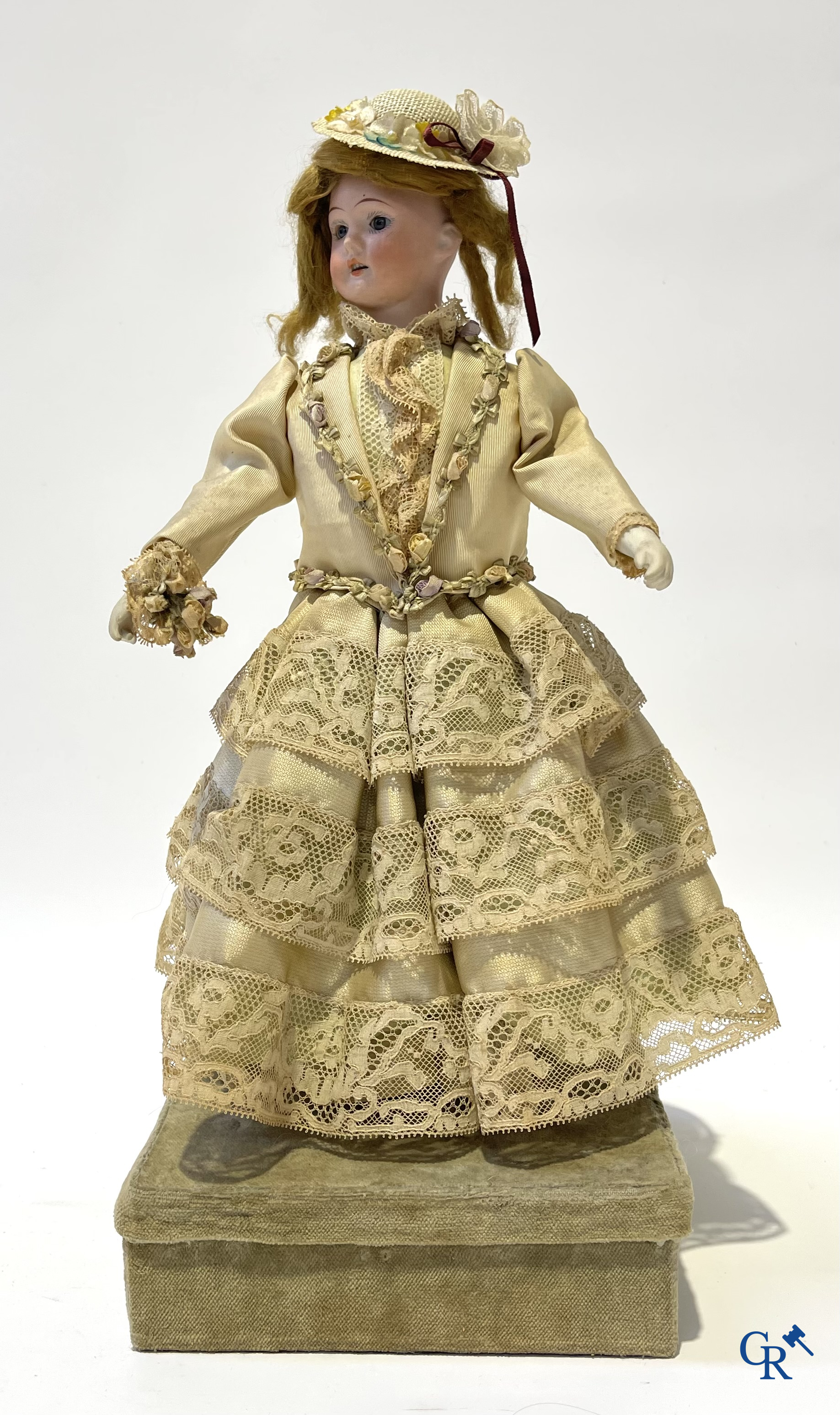 Jouets anciens, 2 poupées anciennes avec tête en porcelaine et un ancien automatique avec musique. Marqué.