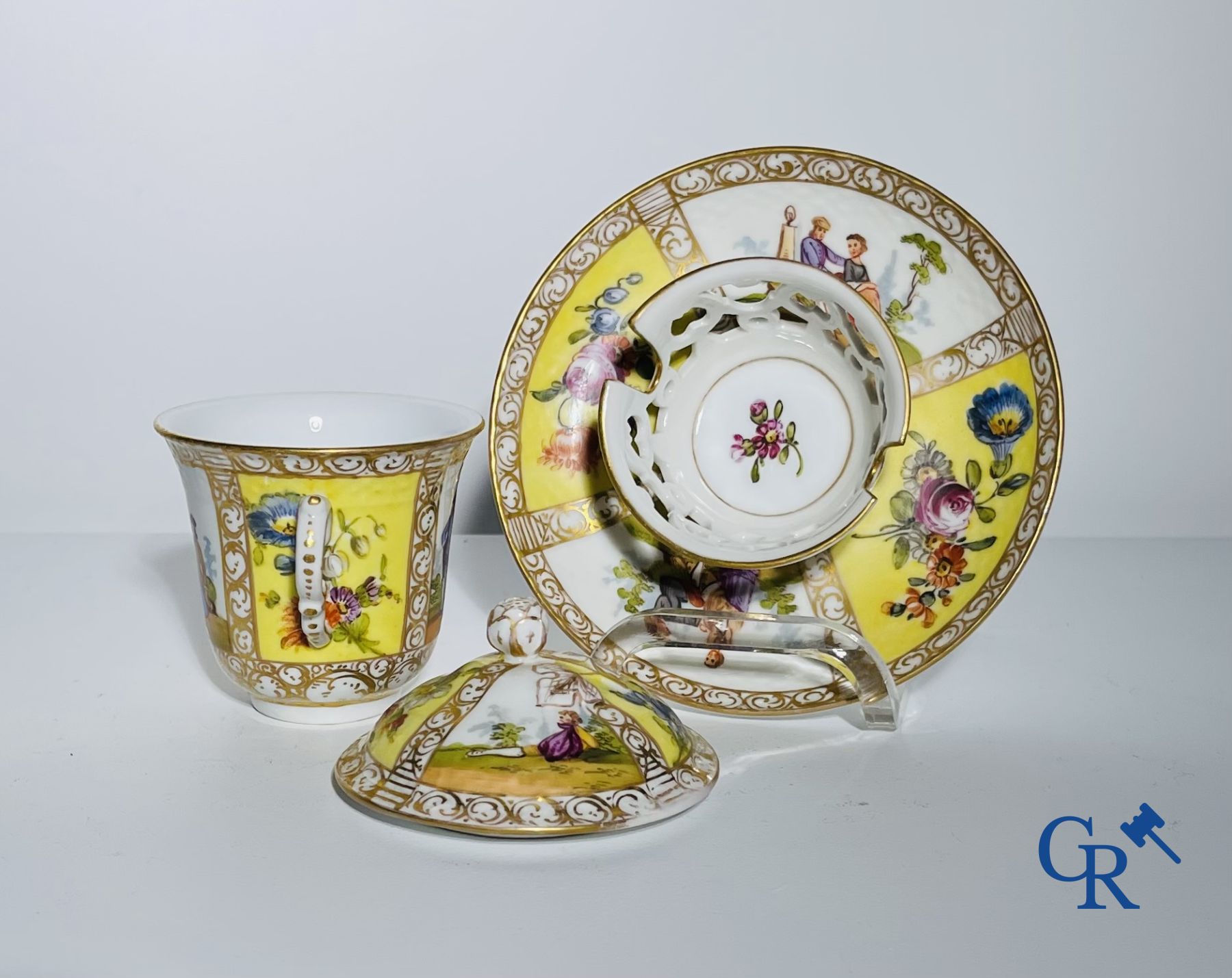 Porcelain: Meissen: 2 "tasses trembleuses".