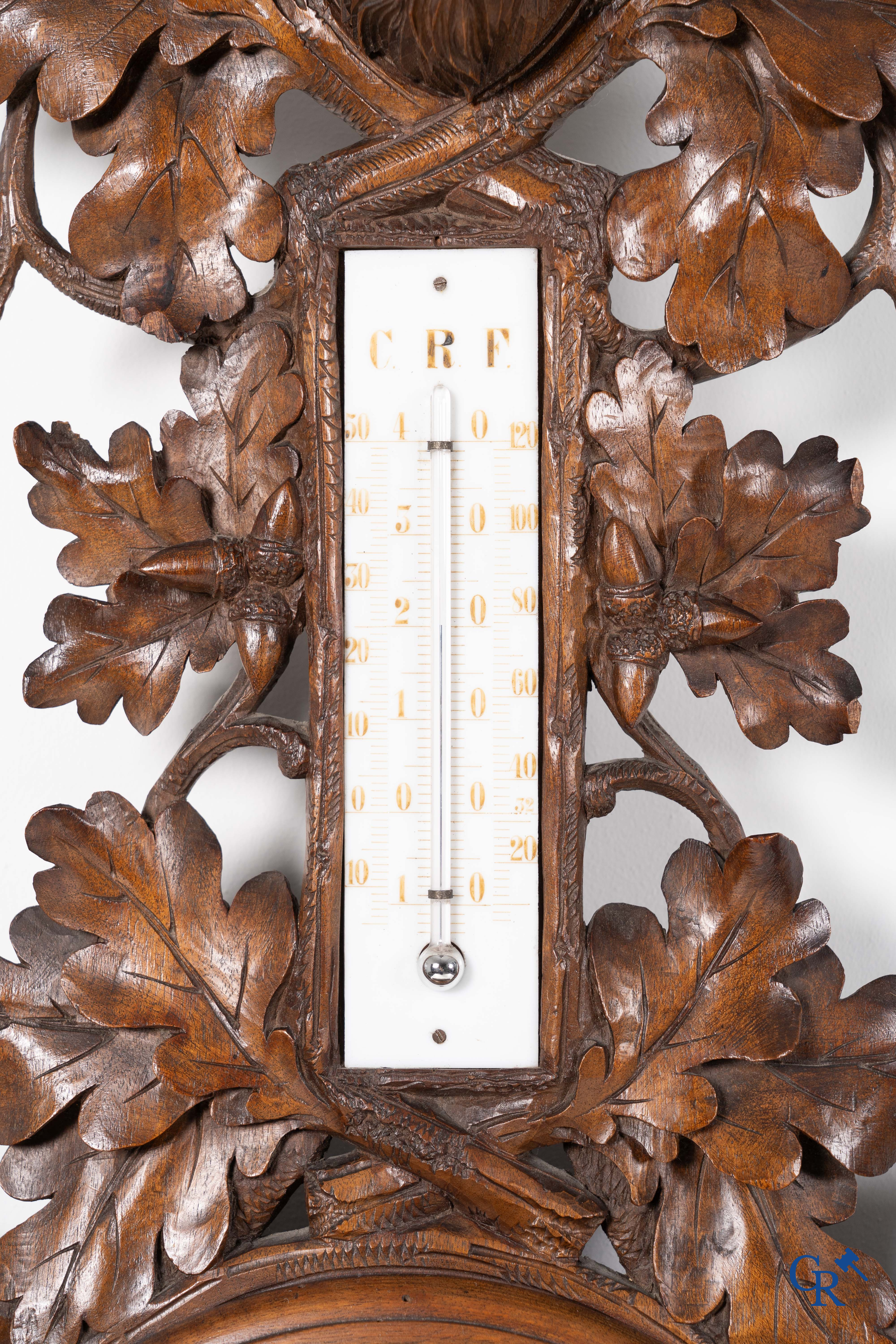 Houtsnijwerk: Brienz Zwitserland. Een grote barometer-thermometer in fijngesculpteerd lindenhout, circa 1900.