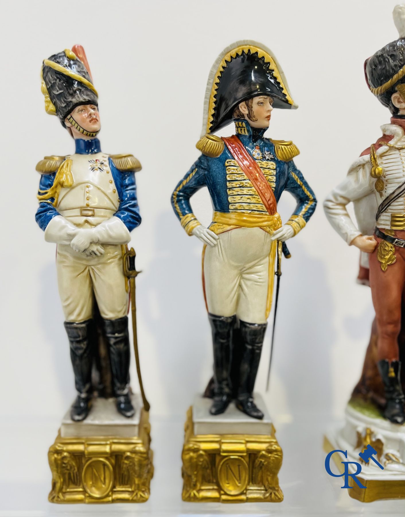 Porcelaine européenne: Lot de 10 personnages d'époque Napoléonienne en porcelaine.