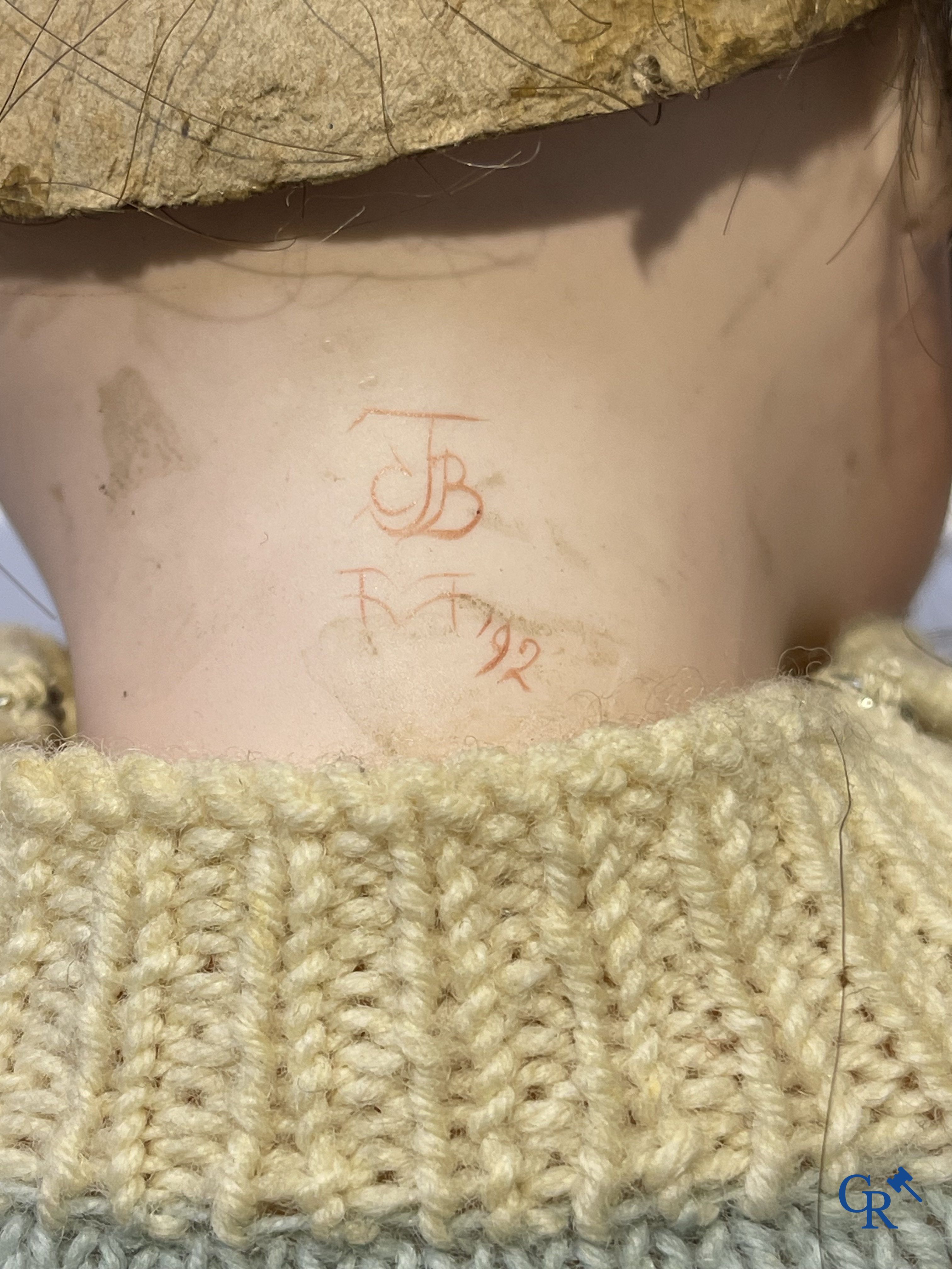 Jouets anciens, 2 poupées anciennes avec tête en porcelaine et un ancien automatique avec musique. Marqué.