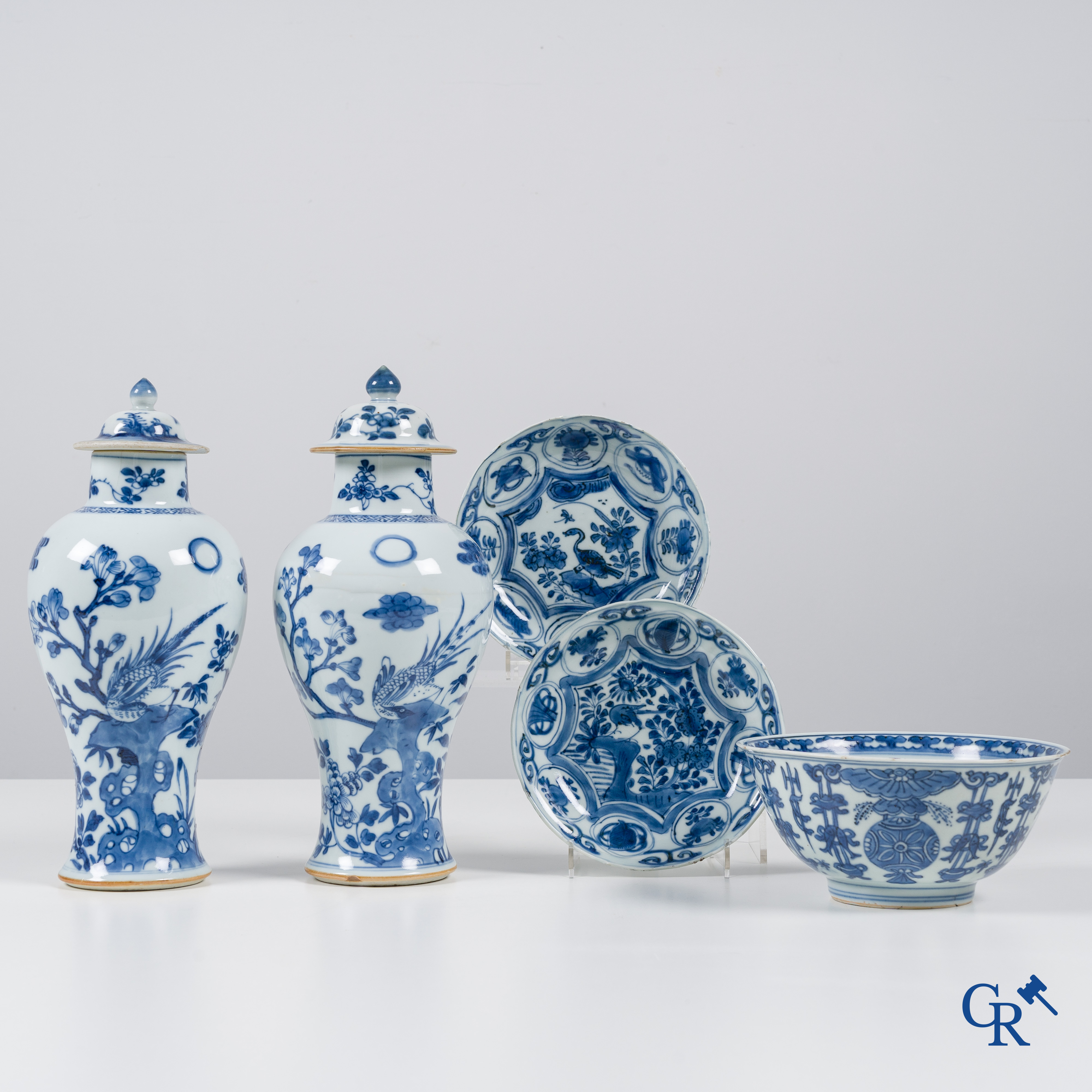 Asian Art: Chinese porcelain, 5 pieces of blue and white porcelain. 18th century.