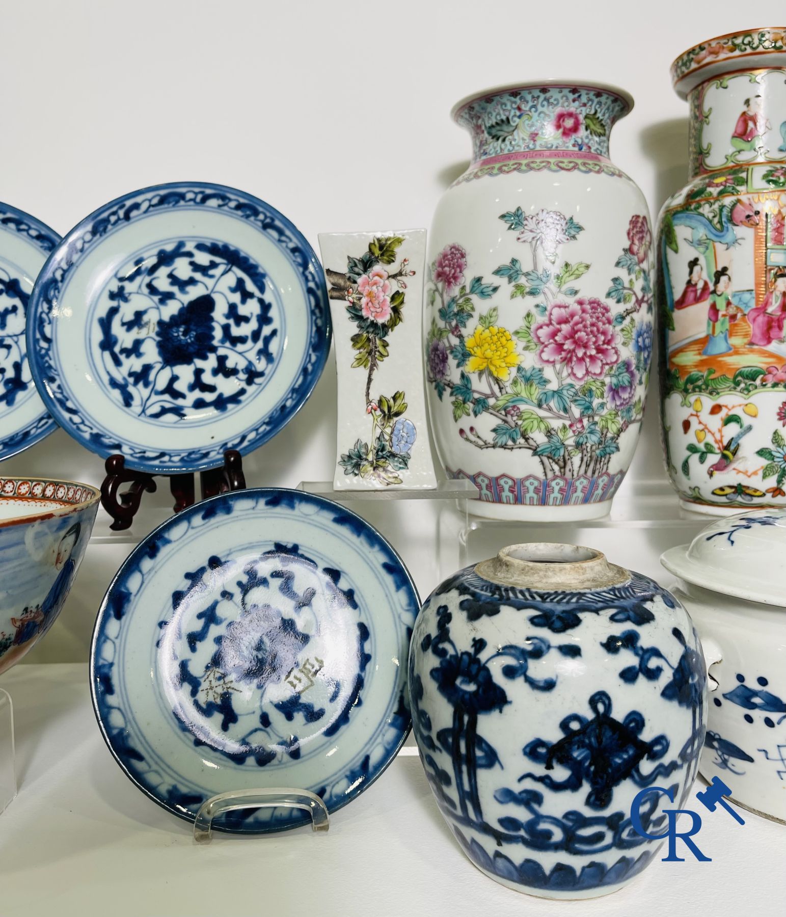 Asian Art: Beautiful lot of Chinese porcelain.